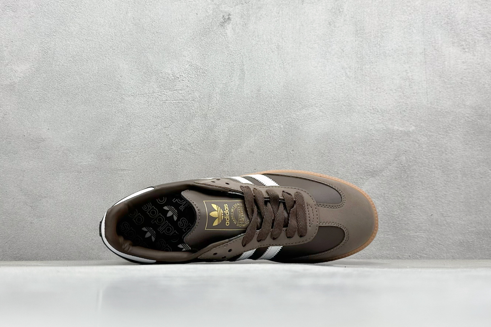 图片[3]-YH长青福利  AD Original Samba OG 复古经典轻便板鞋 带有装饰的超锁缝制和无缝的手感 柔软、柔软的皮革造型和标志性的3条纹完成了精致的外观 正规合身鞋带 鞋面上有绒面鞋垫 橡胶鞋底 享受正畸套筒软感 自50年代首次亮相以来就一直在赢得粉丝的青睐！ 货号：IE6522-选品中心