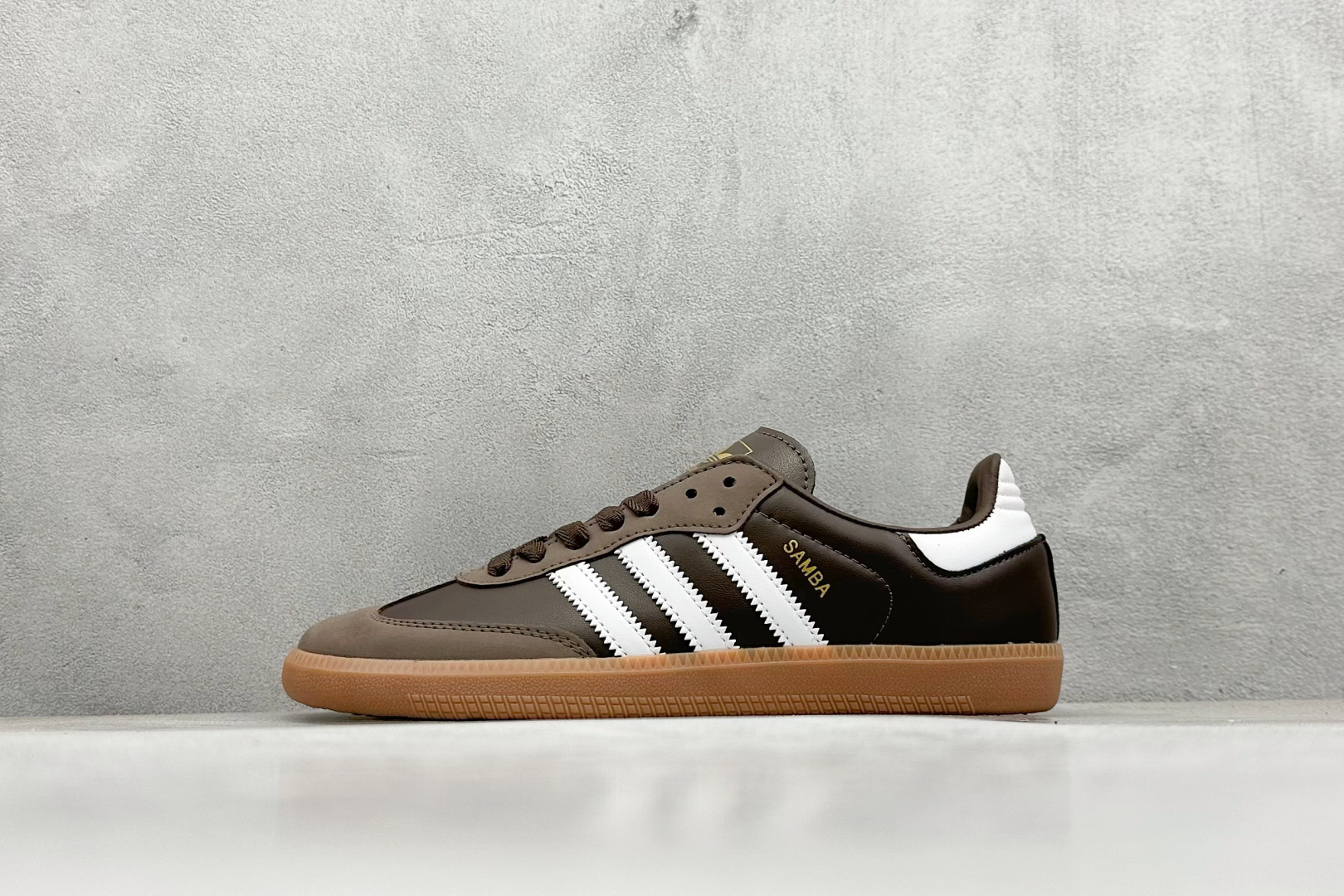 YH长青福利  AD Original Samba OG 复古经典轻便板鞋 带有装饰的超锁缝制和无缝的手感 柔软、柔软的皮革造型和标志性的3条纹完成了精致的外观 正规合身鞋带 鞋面上有绒面鞋垫 橡胶鞋底 享受正畸套筒软感 自50年代首次亮相以来就一直在赢得粉丝的青睐！ 货号：IE6522-选品中心