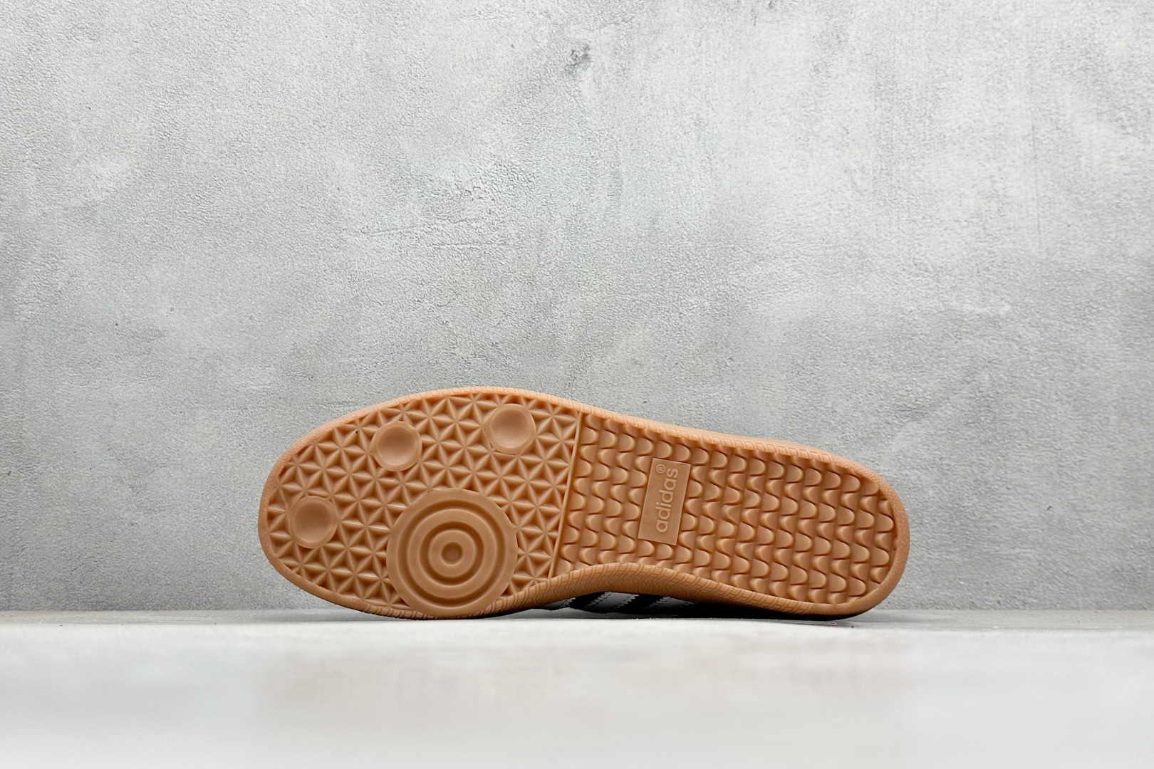 图片[4]-YH长青福利  AD Original Samba OG 复古经典轻便板鞋 带有装饰的超锁缝制和无缝的手感 柔软、柔软的皮革造型和标志性的3条纹完成了精致的外观 正规合身鞋带 鞋面上有绒面鞋垫 橡胶鞋底 享受正畸套筒软感 自50年代首次亮相以来就一直在赢得粉丝的青睐！ 货号：IE6522-选品中心