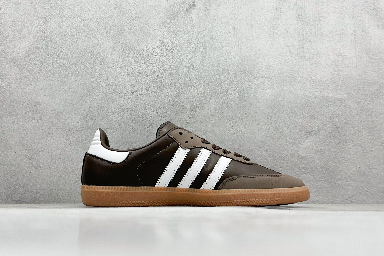 图片[2]-YH长青福利  AD Original Samba OG 复古经典轻便板鞋 带有装饰的超锁缝制和无缝的手感 柔软、柔软的皮革造型和标志性的3条纹完成了精致的外观 正规合身鞋带 鞋面上有绒面鞋垫 橡胶鞋底 享受正畸套筒软感 自50年代首次亮相以来就一直在赢得粉丝的青睐！ 货号：IE6522-选品中心