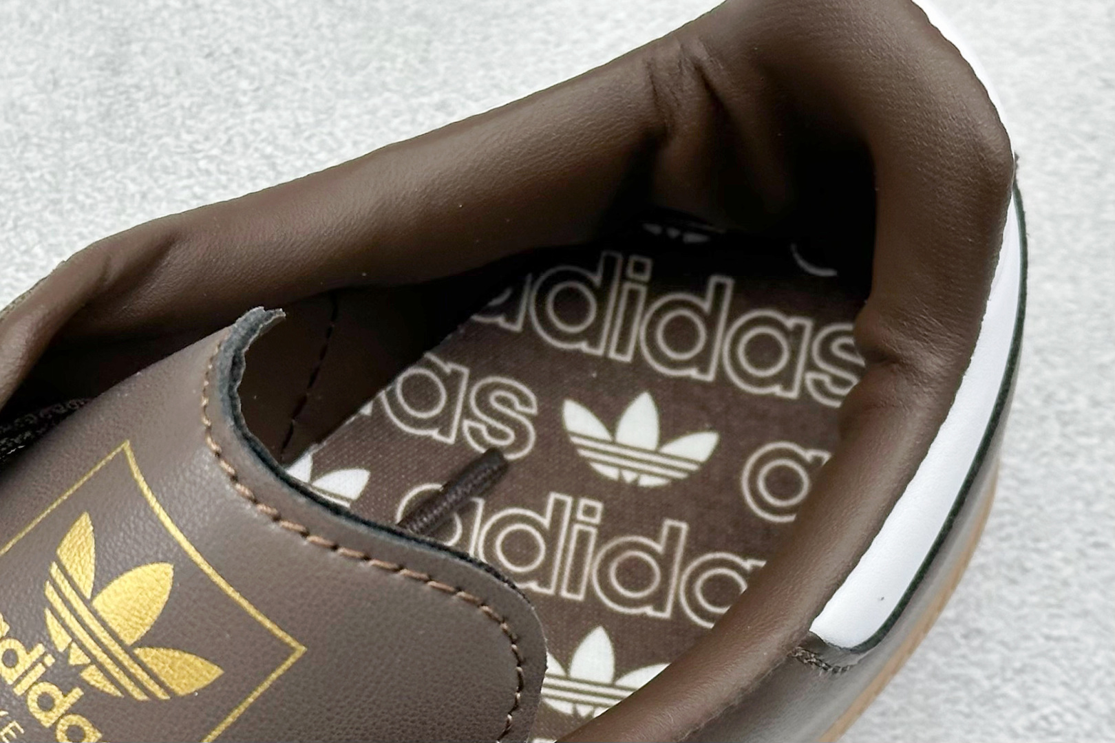 图片[8]-YH长青福利  AD Original Samba OG 复古经典轻便板鞋 带有装饰的超锁缝制和无缝的手感 柔软、柔软的皮革造型和标志性的3条纹完成了精致的外观 正规合身鞋带 鞋面上有绒面鞋垫 橡胶鞋底 享受正畸套筒软感 自50年代首次亮相以来就一直在赢得粉丝的青睐！ 货号：IE6522-选品中心