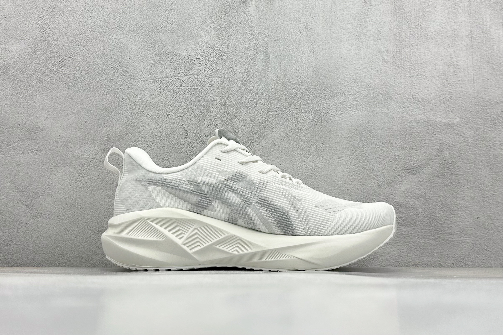 图片[2]-FS版Asics Novablast 5 低帮轻量透气缓震休闲运动跑步鞋 采用单丝纤维网布鞋面材质 鞋口圈柔软反绒皮材料 全新EVA与OBC混合发泡中底 外置防滑耐磨大底片 货号： 1011B974-100 尺码：36 36.5 37.5 38 38.5 39 40 40.5 41 42 42.5 43 44 45-选品中心