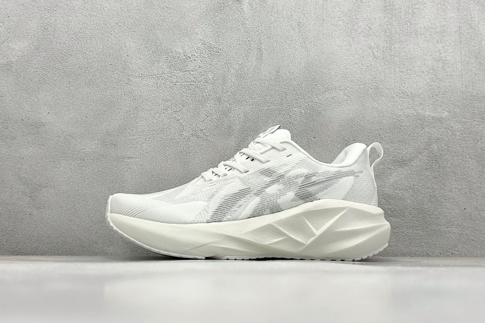 FS版Asics Novablast 5 低帮轻量透气缓震休闲运动跑步鞋 采用单丝纤维网布鞋面材质 鞋口圈柔软反绒皮材料 全新EVA与OBC混合发泡中底 外置防滑耐磨大底片 货号： 1011B974-100 尺码：36 36.5 37.5 38 38.5 39 40 40.5 41 42 42.5 43 44 45-选品中心