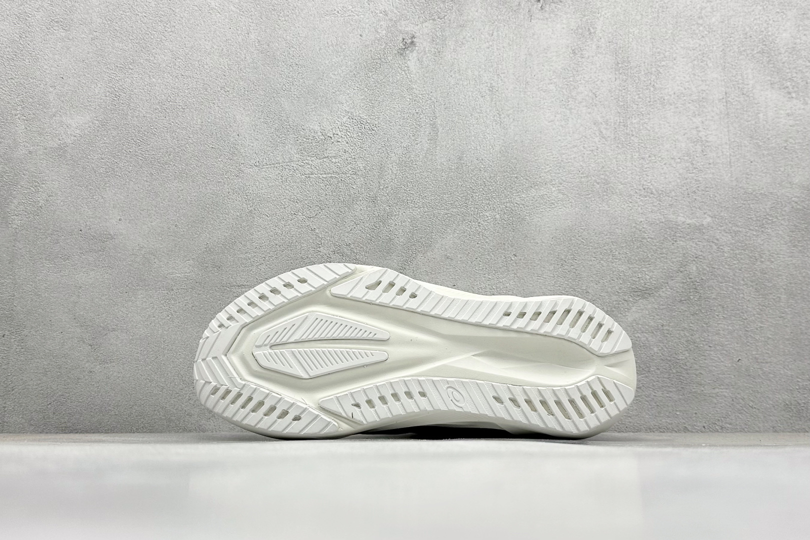 图片[4]-FS版Asics Novablast 5 低帮轻量透气缓震休闲运动跑步鞋 采用单丝纤维网布鞋面材质 鞋口圈柔软反绒皮材料 全新EVA与OBC混合发泡中底 外置防滑耐磨大底片 货号： 1011B974-100 尺码：36 36.5 37.5 38 38.5 39 40 40.5 41 42 42.5 43 44 45-选品中心