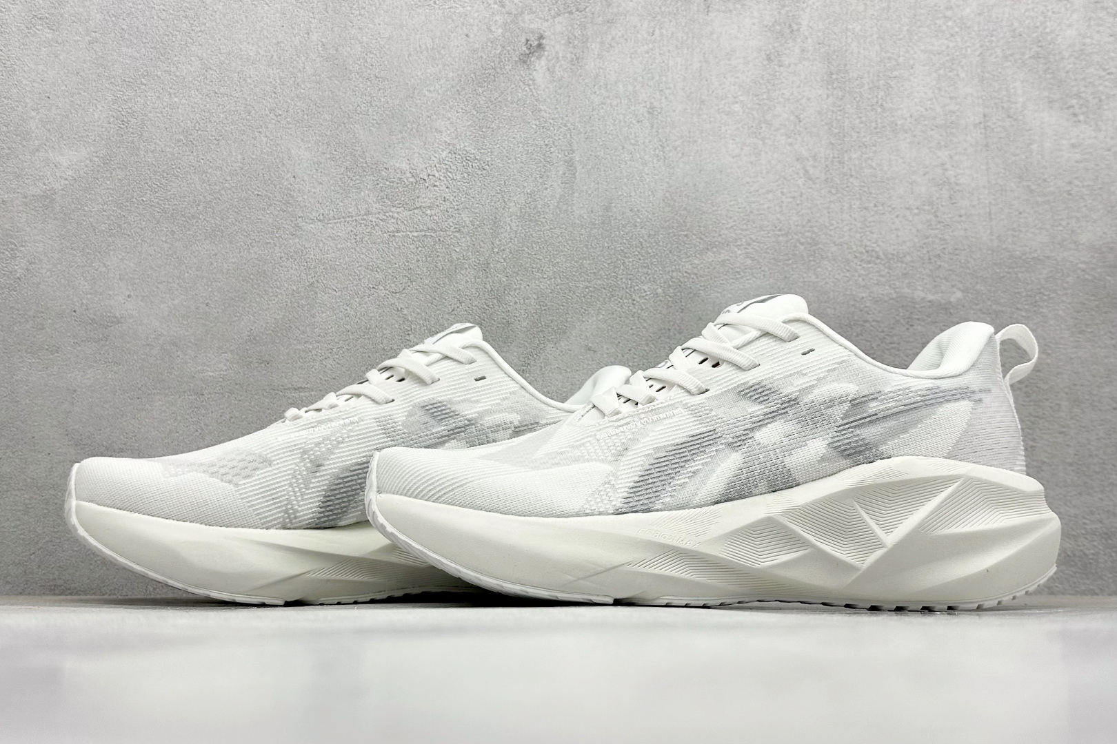 图片[5]-FS版Asics Novablast 5 低帮轻量透气缓震休闲运动跑步鞋 采用单丝纤维网布鞋面材质 鞋口圈柔软反绒皮材料 全新EVA与OBC混合发泡中底 外置防滑耐磨大底片 货号： 1011B974-100 尺码：36 36.5 37.5 38 38.5 39 40 40.5 41 42 42.5 43 44 45-选品中心