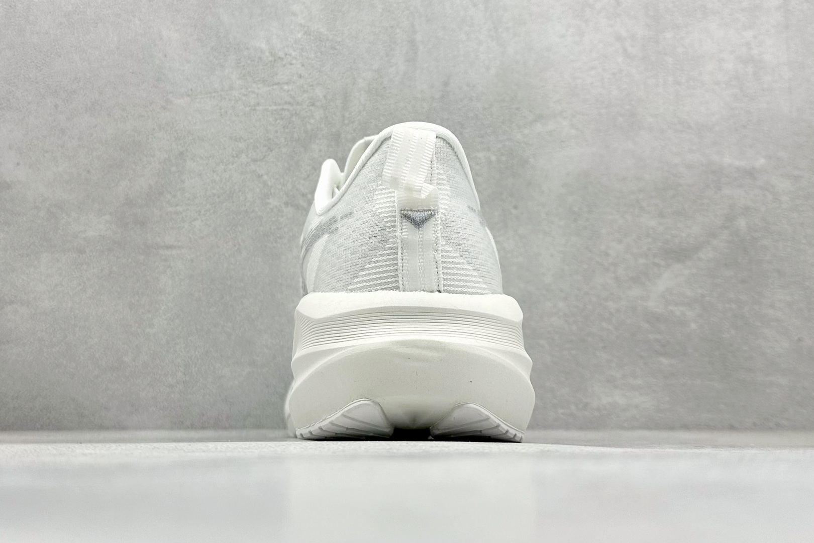 图片[6]-FS版Asics Novablast 5 低帮轻量透气缓震休闲运动跑步鞋 采用单丝纤维网布鞋面材质 鞋口圈柔软反绒皮材料 全新EVA与OBC混合发泡中底 外置防滑耐磨大底片 货号： 1011B974-100 尺码：36 36.5 37.5 38 38.5 39 40 40.5 41 42 42.5 43 44 45-选品中心