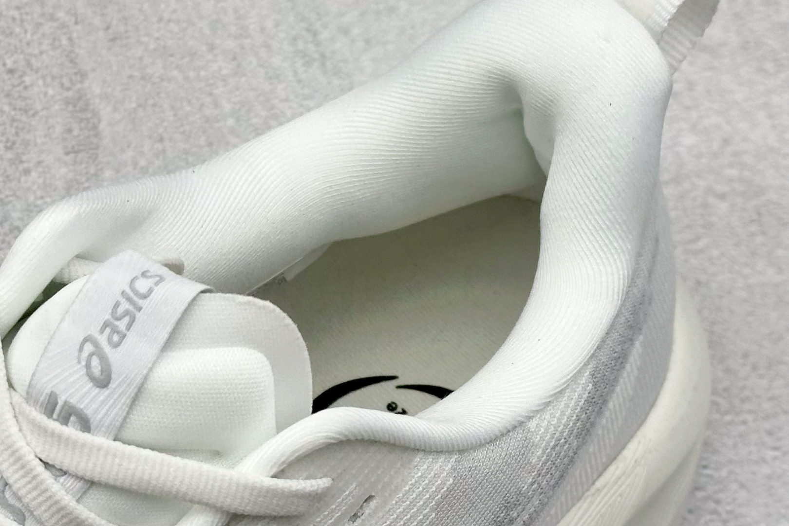 图片[8]-FS版Asics Novablast 5 低帮轻量透气缓震休闲运动跑步鞋 采用单丝纤维网布鞋面材质 鞋口圈柔软反绒皮材料 全新EVA与OBC混合发泡中底 外置防滑耐磨大底片 货号： 1011B974-100 尺码：36 36.5 37.5 38 38.5 39 40 40.5 41 42 42.5 43 44 45-选品中心