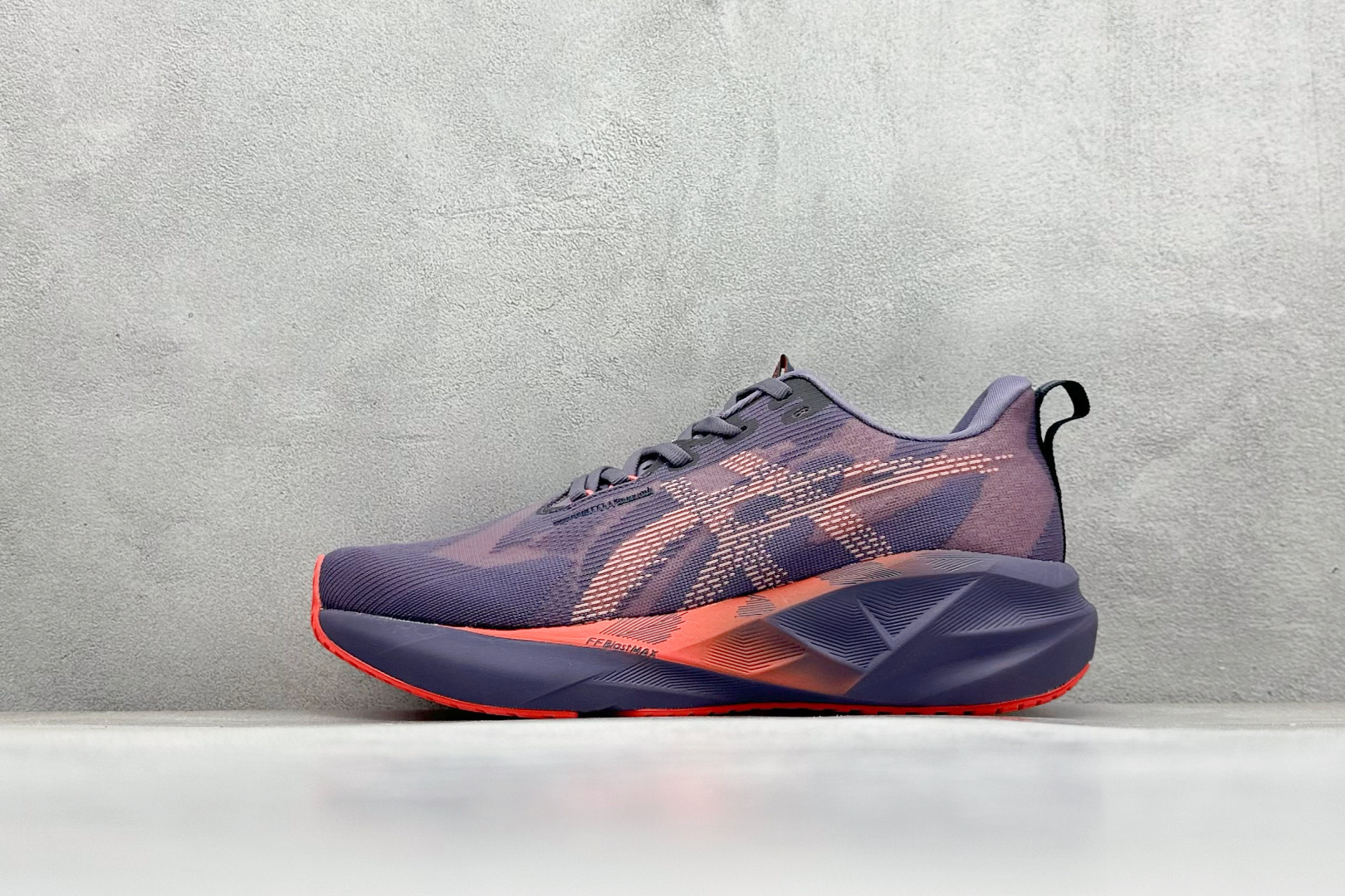 FS版Asics Novablast 5 低帮轻量透气缓震休闲运动跑步鞋 采用单丝纤维网布鞋面材质 鞋口圈柔软反绒皮材料 全新EVA与OBC混合发泡中底 外置防滑耐磨大底片 货号： 1011B974-500 尺码：36 36.5 37.5 38 38.5 39 40 40.5 41 42 42.5 43 44 45-选品中心