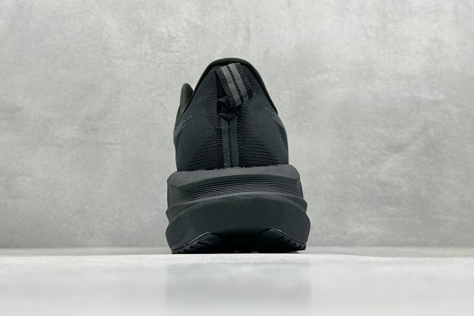 图片[6]-FS版Asics Novablast 5 低帮轻量透气缓震休闲运动跑步鞋 采用单丝纤维网布鞋面材质 鞋口圈柔软反绒皮材料 全新EVA与OBC混合发泡中底 外置防滑耐磨大底片 货号： 1011B974-002 尺码：36 36.5 37.5 38 38.5 39 40 40.5 41 42 42.5 43 44 45-选品中心