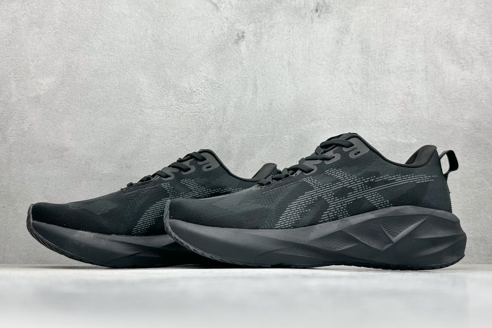 图片[5]-FS版Asics Novablast 5 低帮轻量透气缓震休闲运动跑步鞋 采用单丝纤维网布鞋面材质 鞋口圈柔软反绒皮材料 全新EVA与OBC混合发泡中底 外置防滑耐磨大底片 货号： 1011B974-002 尺码：36 36.5 37.5 38 38.5 39 40 40.5 41 42 42.5 43 44 45-选品中心