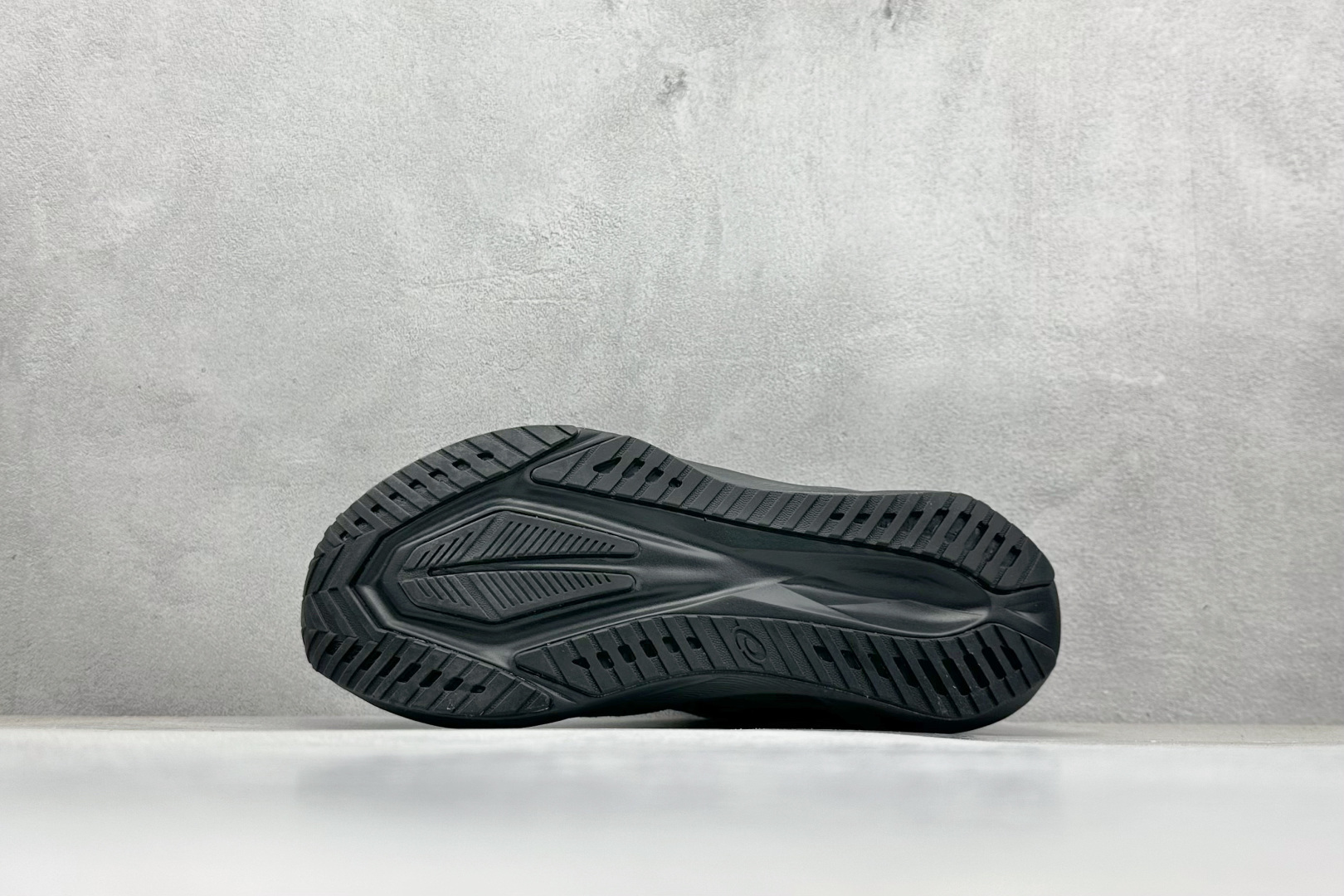 图片[4]-FS版Asics Novablast 5 低帮轻量透气缓震休闲运动跑步鞋 采用单丝纤维网布鞋面材质 鞋口圈柔软反绒皮材料 全新EVA与OBC混合发泡中底 外置防滑耐磨大底片 货号： 1011B974-002 尺码：36 36.5 37.5 38 38.5 39 40 40.5 41 42 42.5 43 44 45-选品中心