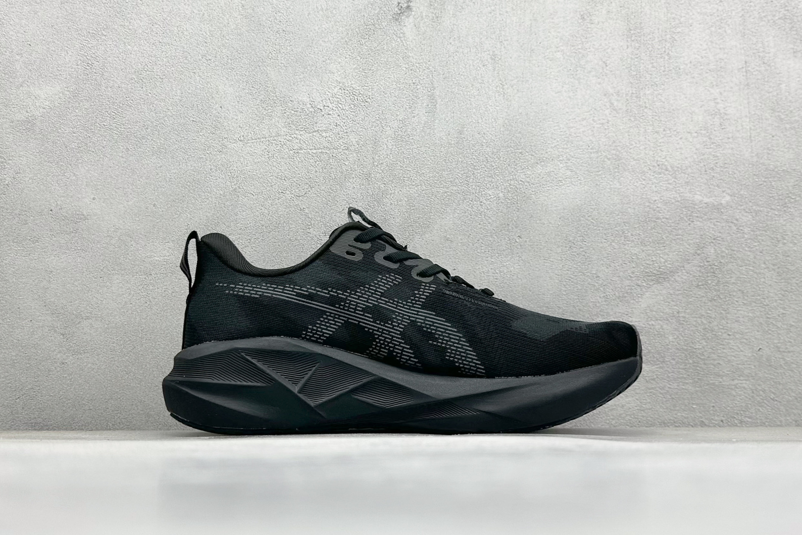 图片[2]-FS版Asics Novablast 5 低帮轻量透气缓震休闲运动跑步鞋 采用单丝纤维网布鞋面材质 鞋口圈柔软反绒皮材料 全新EVA与OBC混合发泡中底 外置防滑耐磨大底片 货号： 1011B974-002 尺码：36 36.5 37.5 38 38.5 39 40 40.5 41 42 42.5 43 44 45-选品中心