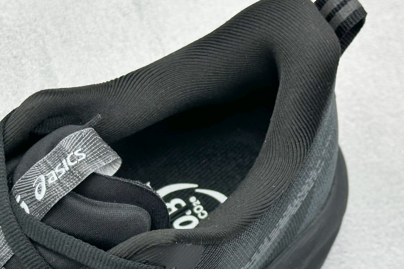 图片[8]-FS版Asics Novablast 5 低帮轻量透气缓震休闲运动跑步鞋 采用单丝纤维网布鞋面材质 鞋口圈柔软反绒皮材料 全新EVA与OBC混合发泡中底 外置防滑耐磨大底片 货号： 1011B974-002 尺码：36 36.5 37.5 38 38.5 39 40 40.5 41 42 42.5 43 44 45-选品中心