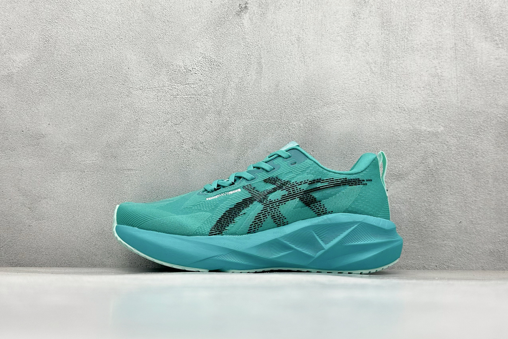 FS版Asics Novablast 5 低帮轻量透气缓震休闲运动跑步鞋 采用单丝纤维网布鞋面材质 鞋口圈柔软反绒皮材料 全新EVA与OBC混合发泡中底 外置防滑耐磨大底片 货号： 1011B974-401 尺码：36 36.5 37.5 38 38.5 39 40 40.5 41 42 42.5 43 44 45-选品中心