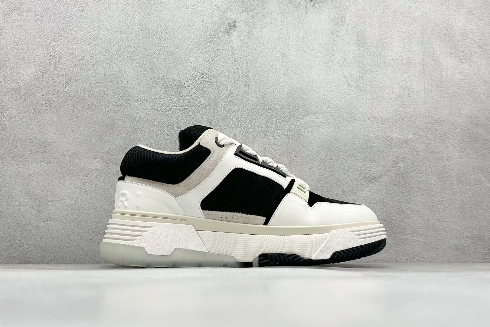 图片[2]-Lw22 Amiri 埃米尔 MA-1 情侣款面包鞋 原版购入开发 广东纯原大厂出品 做货 Amiri新一季放弃了摇滚朋克的风格 使用了大量不饱和色系 莫兰迪色调 无论是看到还是穿上 都是会让人非常身心愉悦 面包鞋的大鞋舌延续了下来 缩短了鞋身的长度 加厚了中底 鞋头部分更加圆润 Amiri的品牌字母和 MA标识出现在鞋身侧面 尺码： 36 37 38 39 40 41 42 43 44 45 46-选品中心