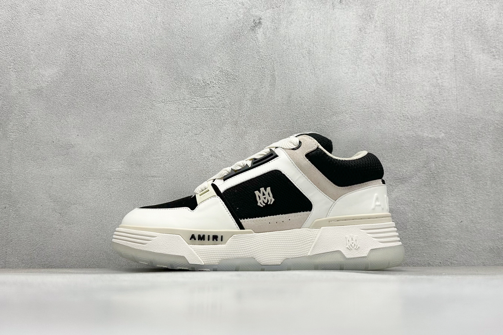 Lw22 Amiri 埃米尔 MA-1 情侣款面包鞋 原版购入开发 广东纯原大厂出品 做货 Amiri新一季放弃了摇滚朋克的风格 使用了大量不饱和色系 莫兰迪色调 无论是看到还是穿上 都是会让人非常身心愉悦 面包鞋的大鞋舌延续了下来 缩短了鞋身的长度 加厚了中底 鞋头部分更加圆润 Amiri的品牌字母和 MA标识出现在鞋身侧面 尺码： 36 37 38 39 40 41 42 43 44 45 46-选品中心