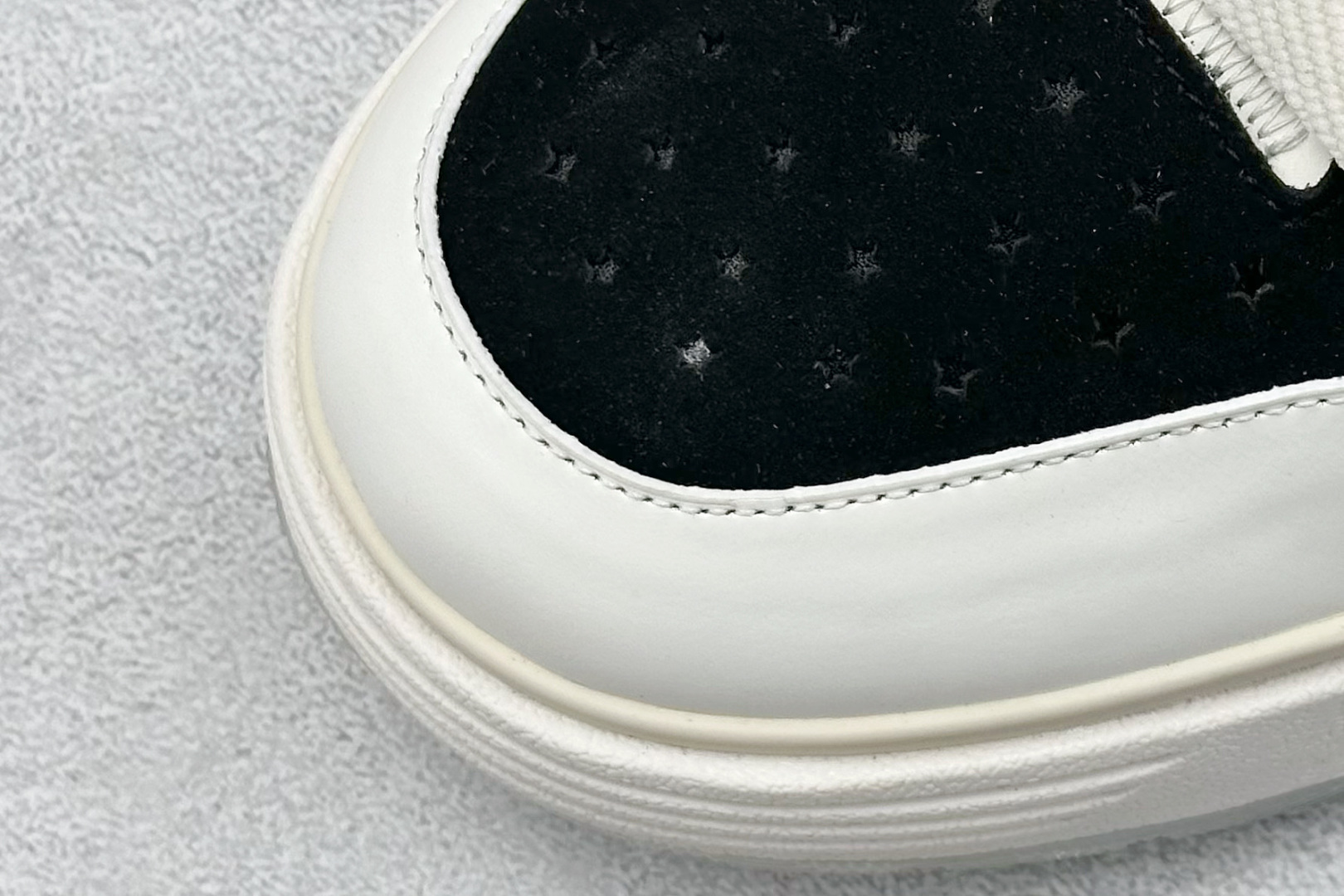 图片[7]-Lw22 Amiri 埃米尔 MA-1 情侣款面包鞋 原版购入开发 广东纯原大厂出品 做货 Amiri新一季放弃了摇滚朋克的风格 使用了大量不饱和色系 莫兰迪色调 无论是看到还是穿上 都是会让人非常身心愉悦 面包鞋的大鞋舌延续了下来 缩短了鞋身的长度 加厚了中底 鞋头部分更加圆润 Amiri的品牌字母和 MA标识出现在鞋身侧面 尺码： 36 37 38 39 40 41 42 43 44 45 46-选品中心