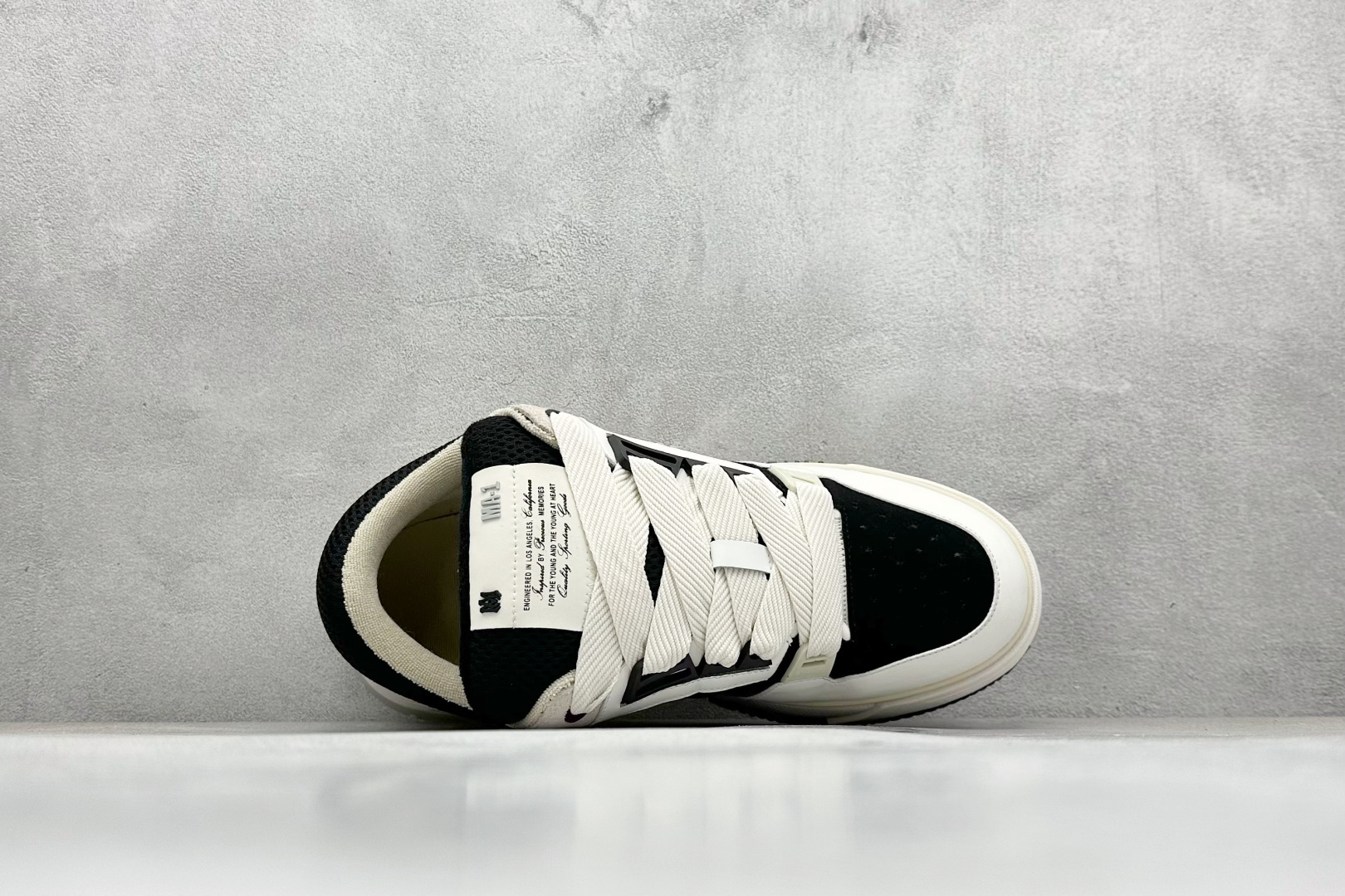 图片[3]-Lw22 Amiri 埃米尔 MA-1 情侣款面包鞋 原版购入开发 广东纯原大厂出品 做货 Amiri新一季放弃了摇滚朋克的风格 使用了大量不饱和色系 莫兰迪色调 无论是看到还是穿上 都是会让人非常身心愉悦 面包鞋的大鞋舌延续了下来 缩短了鞋身的长度 加厚了中底 鞋头部分更加圆润 Amiri的品牌字母和 MA标识出现在鞋身侧面 尺码： 36 37 38 39 40 41 42 43 44 45 46-选品中心