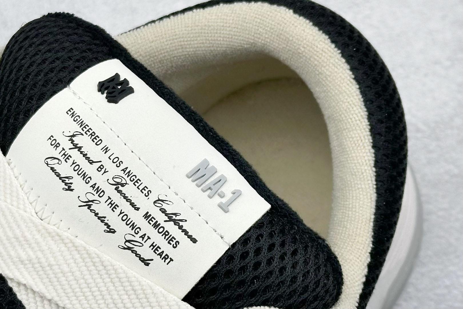 图片[8]-Lw22 Amiri 埃米尔 MA-1 情侣款面包鞋 原版购入开发 广东纯原大厂出品 做货 Amiri新一季放弃了摇滚朋克的风格 使用了大量不饱和色系 莫兰迪色调 无论是看到还是穿上 都是会让人非常身心愉悦 面包鞋的大鞋舌延续了下来 缩短了鞋身的长度 加厚了中底 鞋头部分更加圆润 Amiri的品牌字母和 MA标识出现在鞋身侧面 尺码： 36 37 38 39 40 41 42 43 44 45 46-选品中心