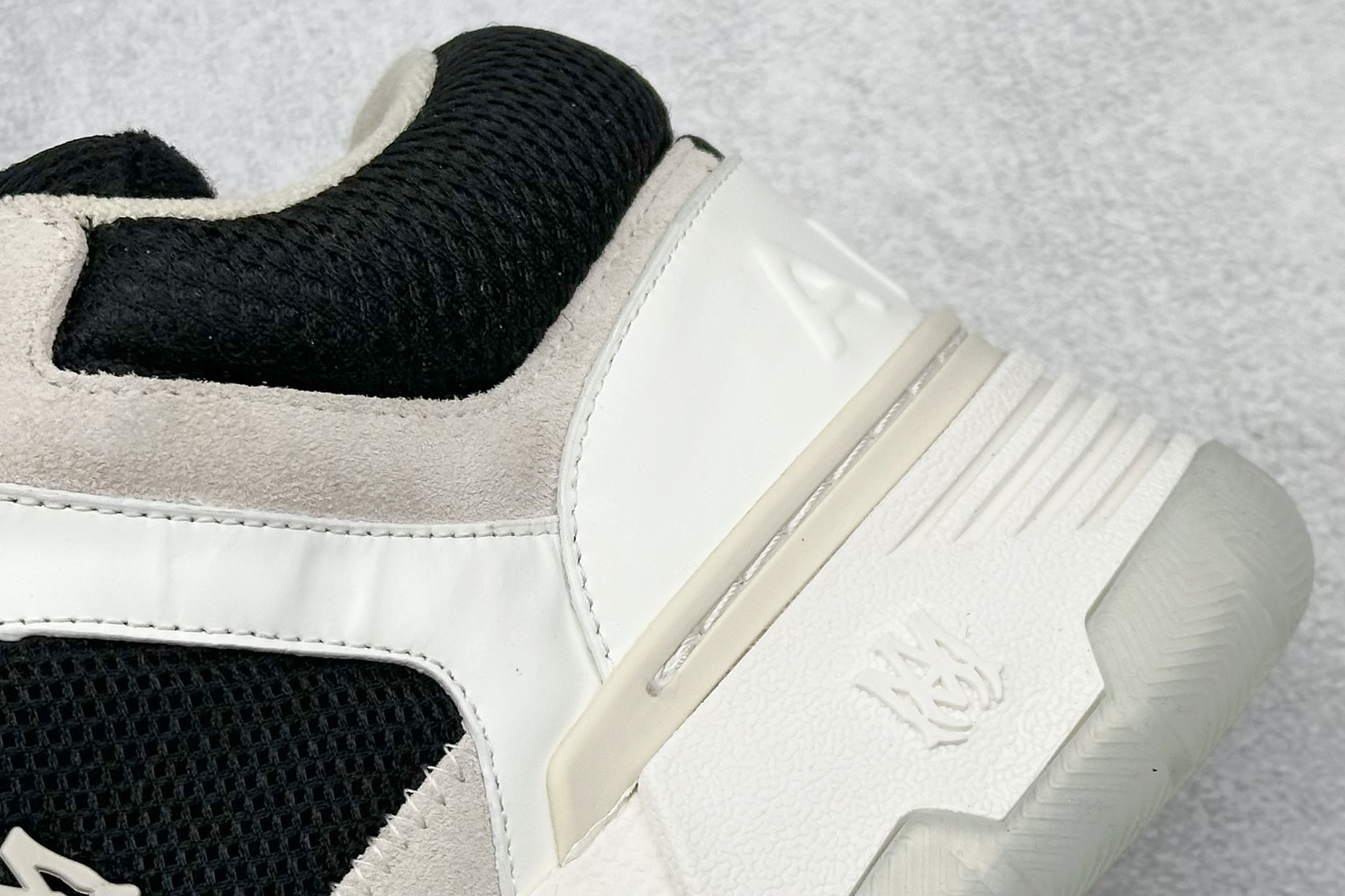 图片[9]-Lw22 Amiri 埃米尔 MA-1 情侣款面包鞋 原版购入开发 广东纯原大厂出品 做货 Amiri新一季放弃了摇滚朋克的风格 使用了大量不饱和色系 莫兰迪色调 无论是看到还是穿上 都是会让人非常身心愉悦 面包鞋的大鞋舌延续了下来 缩短了鞋身的长度 加厚了中底 鞋头部分更加圆润 Amiri的品牌字母和 MA标识出现在鞋身侧面 尺码： 36 37 38 39 40 41 42 43 44 45 46-选品中心