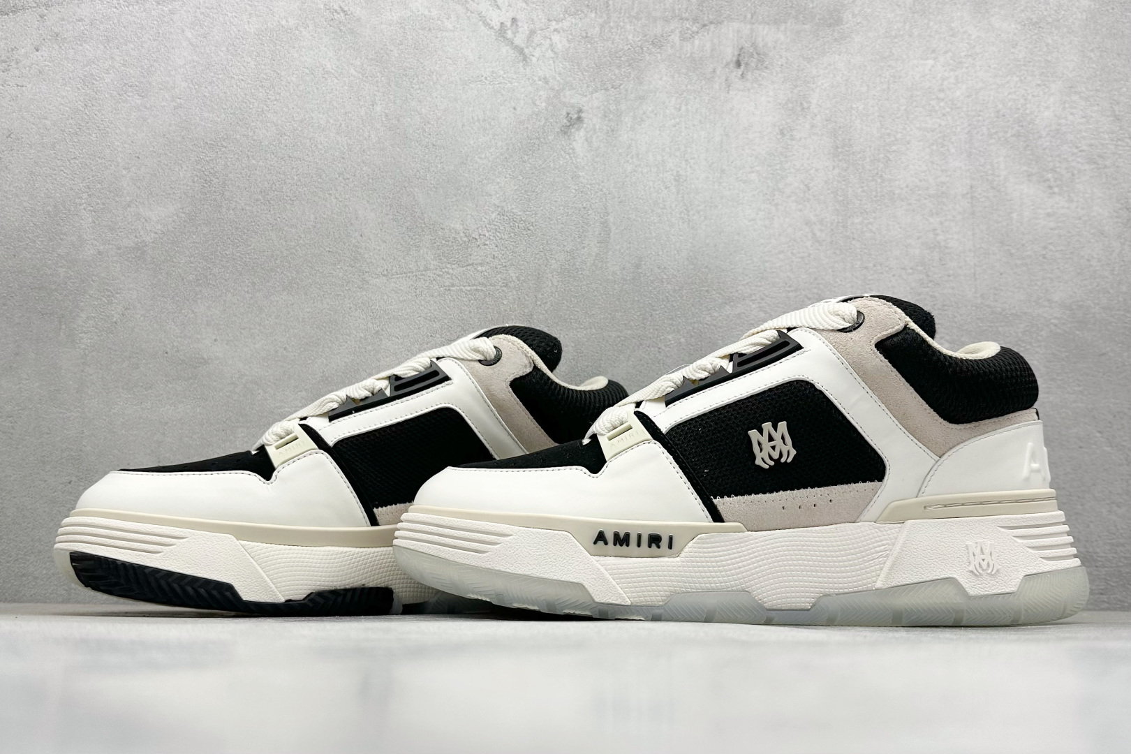 图片[5]-Lw22 Amiri 埃米尔 MA-1 情侣款面包鞋 原版购入开发 广东纯原大厂出品 做货 Amiri新一季放弃了摇滚朋克的风格 使用了大量不饱和色系 莫兰迪色调 无论是看到还是穿上 都是会让人非常身心愉悦 面包鞋的大鞋舌延续了下来 缩短了鞋身的长度 加厚了中底 鞋头部分更加圆润 Amiri的品牌字母和 MA标识出现在鞋身侧面 尺码： 36 37 38 39 40 41 42 43 44 45 46-选品中心