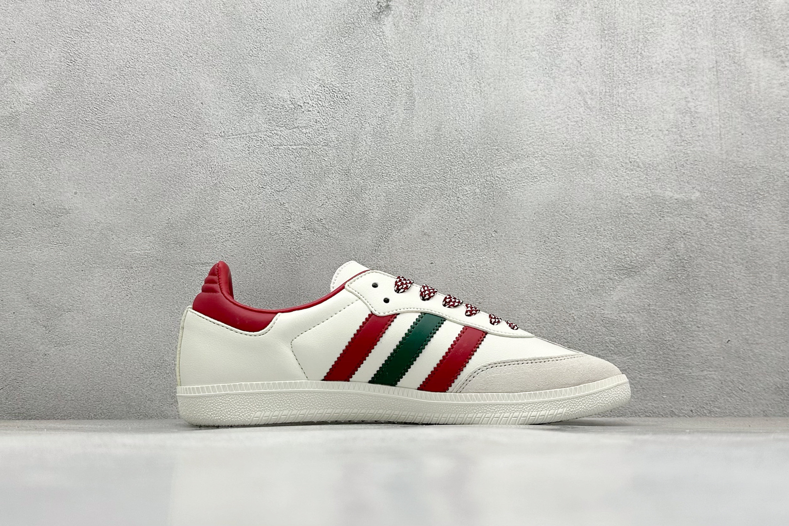 adidoriginals Samba OG x Louis Vuitton 灰红 桑巴舞系列复古经典轻便板鞋 GJ75801