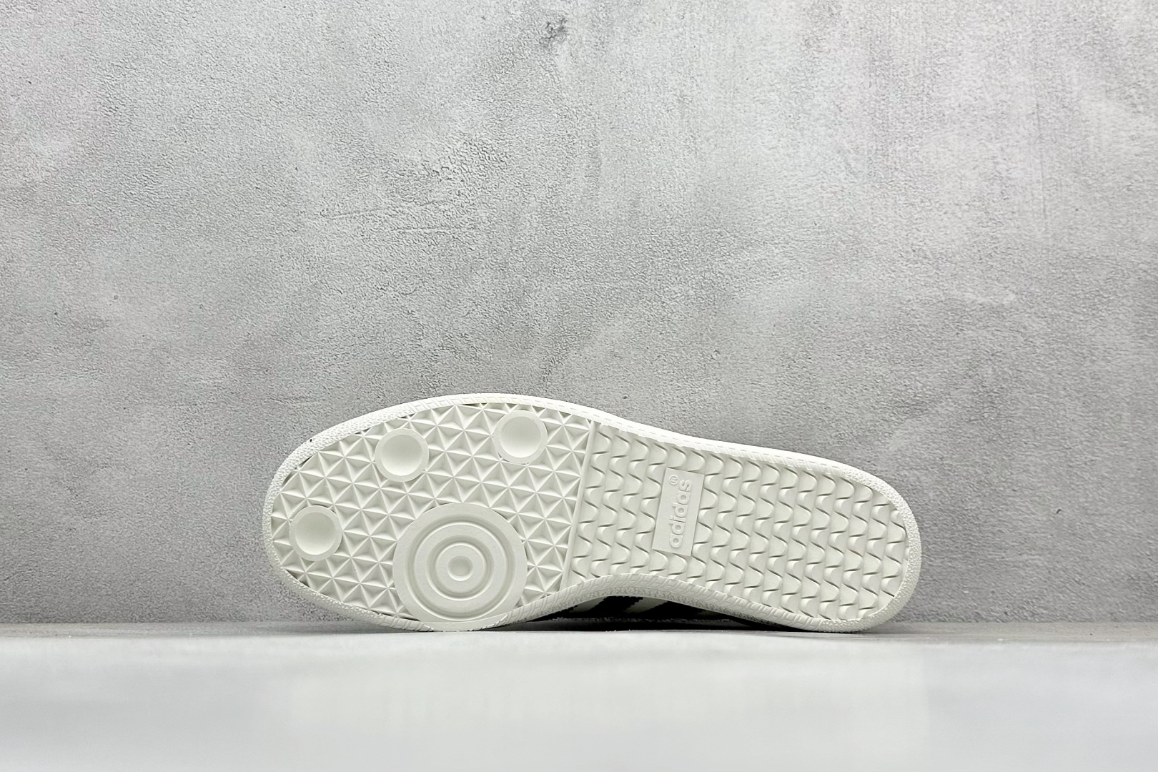 adidoriginals Samba OG x Louis Vuitton 灰红 桑巴舞系列复古经典轻便板鞋 GJ75801
