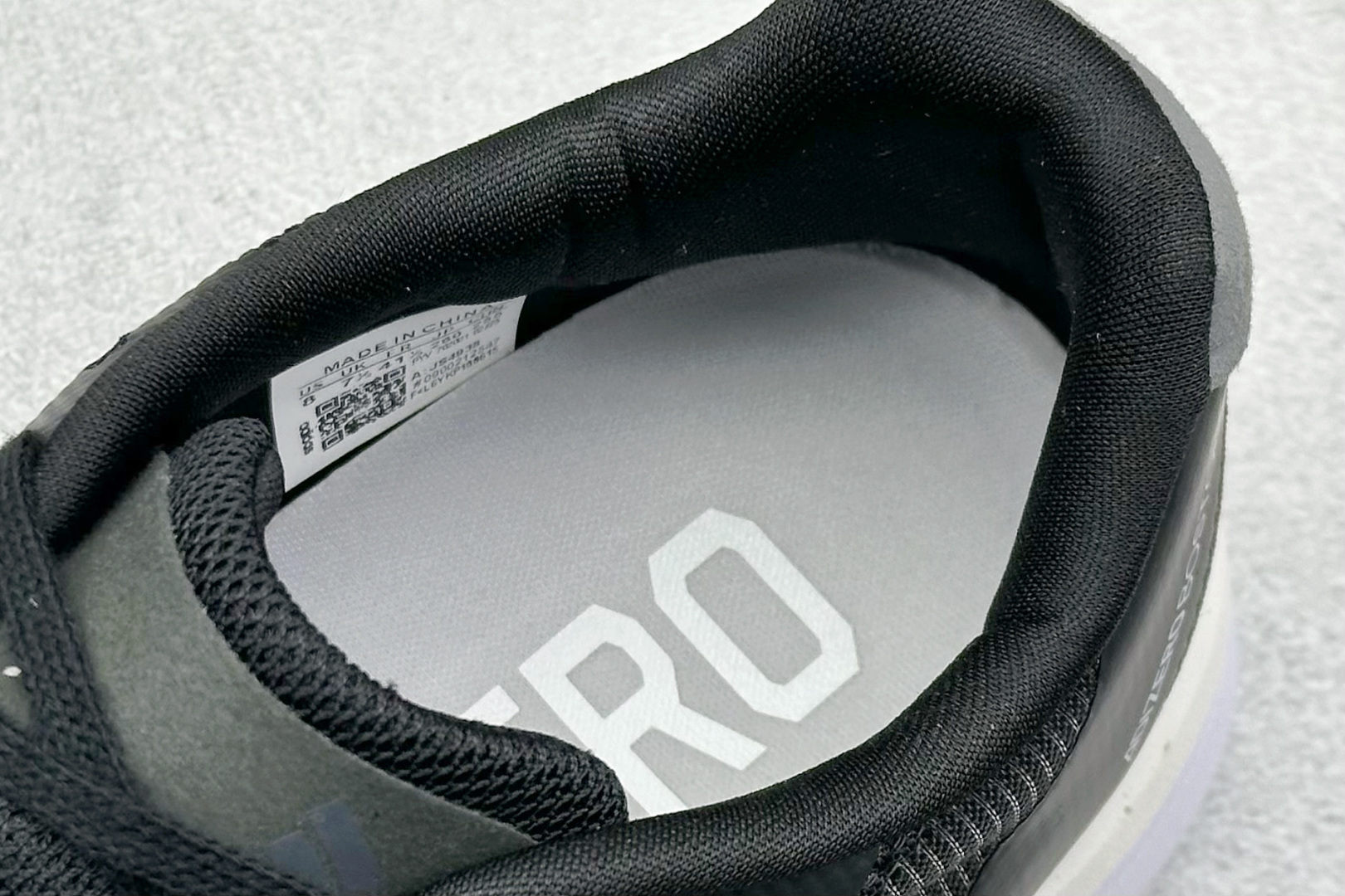 AdidAdizero Boston 13 轻盈跑鞋 超轻发泡底 缓震透气跑步鞋  JS4938
