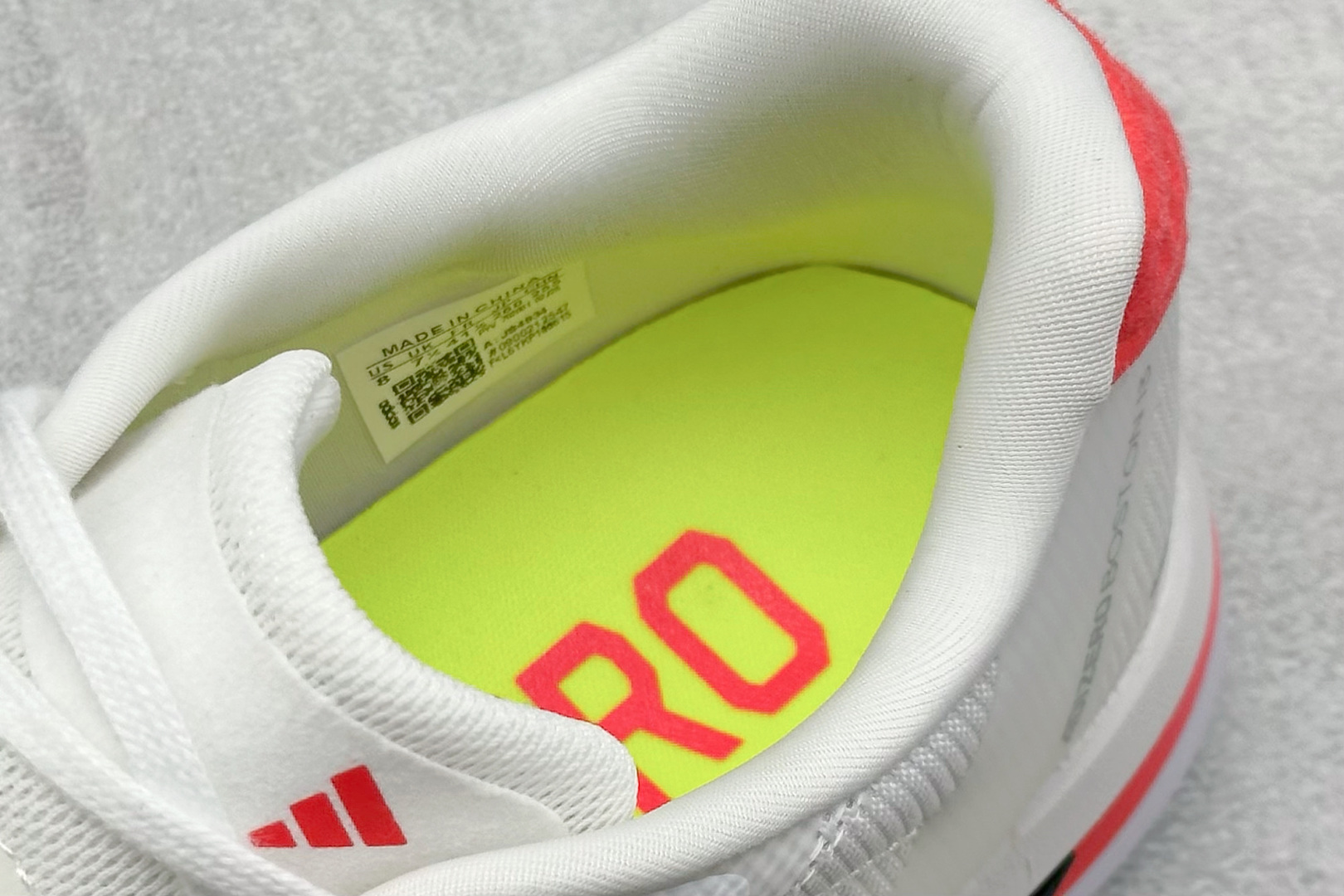AdidAdizero Boston 13 轻盈跑鞋 超轻发泡底 缓震透气跑步鞋  JS4934