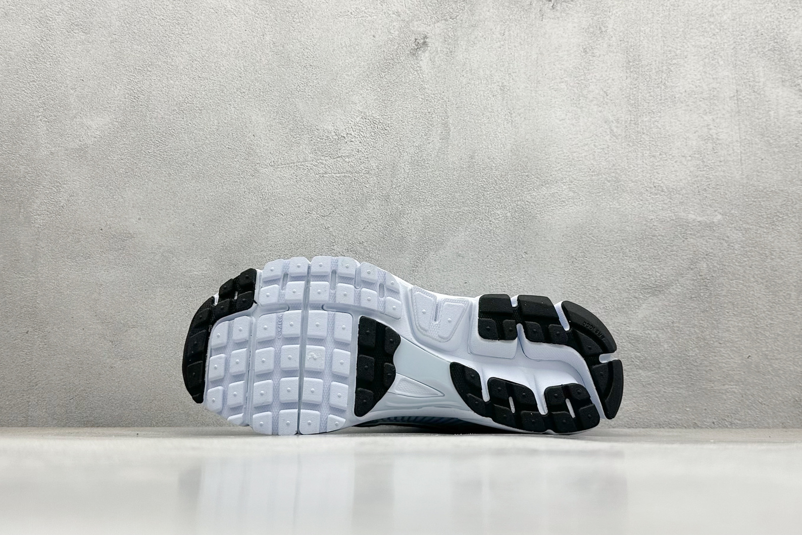Nike Zoom Vomero Roam 5 Roam 复古跑五代休闲运动慢跑鞋  FJ2028-401
