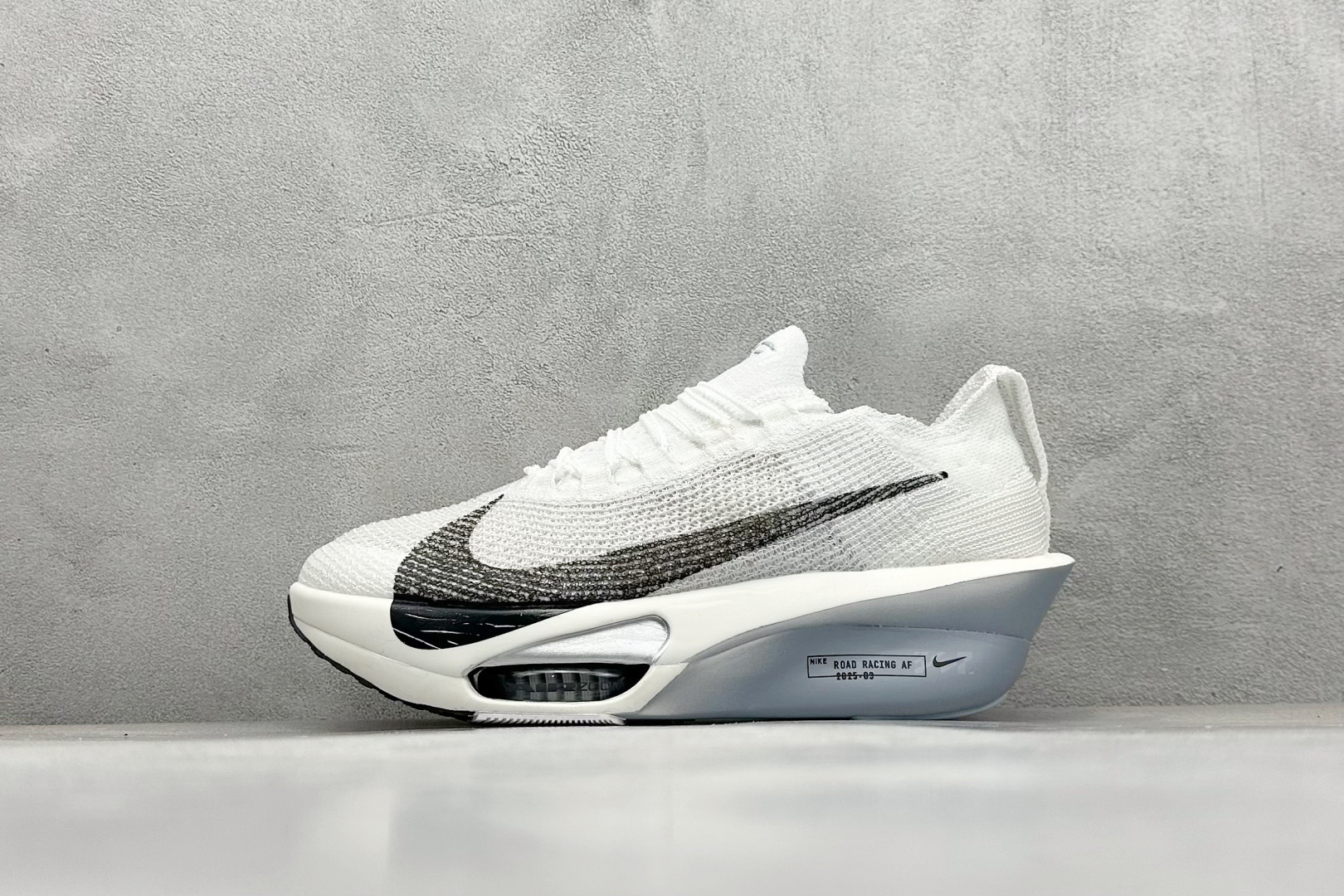 Nike Zoom VaporFly Next 3% \”Prototype\” 2024年全新超级马拉松跑鞋  #鞋款搭载两个Airzoom缓震配置，中底ZoomX 泡绵从后跟延伸至鞋头，超强回弹性 货号：FD8311-101  尺码：36 36.5 37.5 38 38.5 39 40 40.5 41 42 42.5 43 44 44.5 45-选品中心