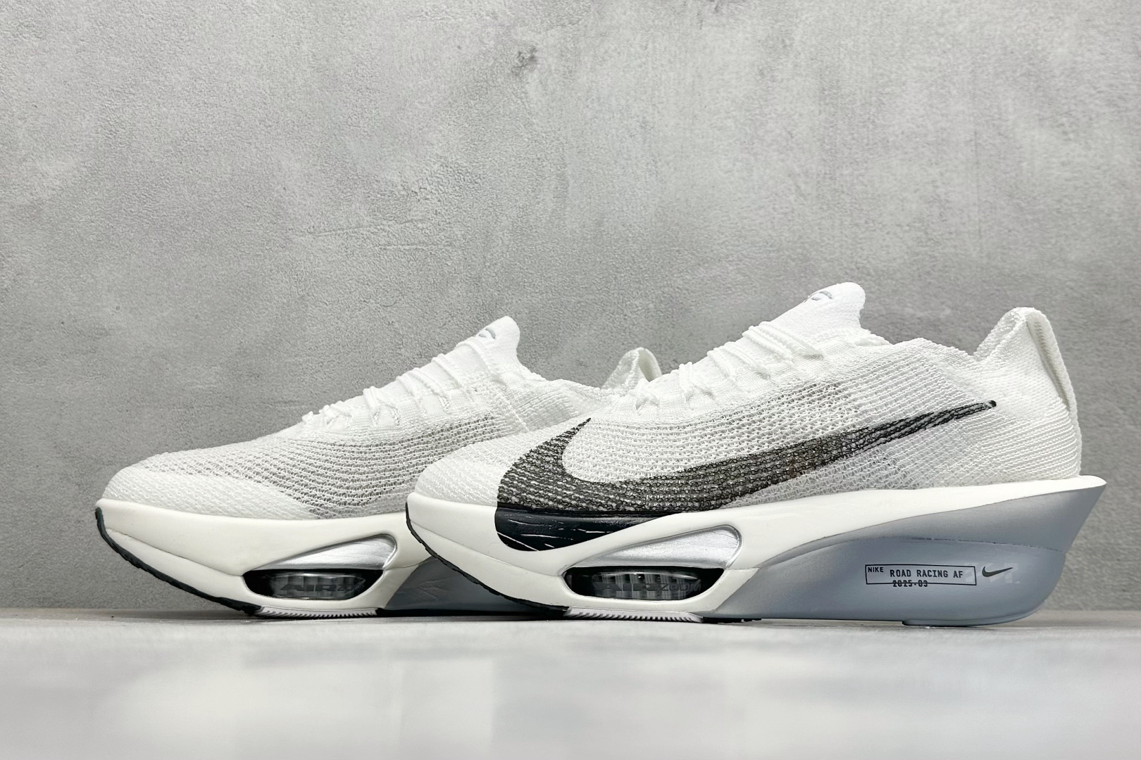 图片[5]-Nike Zoom VaporFly Next 3% \”Prototype\” 2024年全新超级马拉松跑鞋  #鞋款搭载两个Airzoom缓震配置，中底ZoomX 泡绵从后跟延伸至鞋头，超强回弹性 货号：FD8311-101  尺码：36 36.5 37.5 38 38.5 39 40 40.5 41 42 42.5 43 44 44.5 45-选品中心