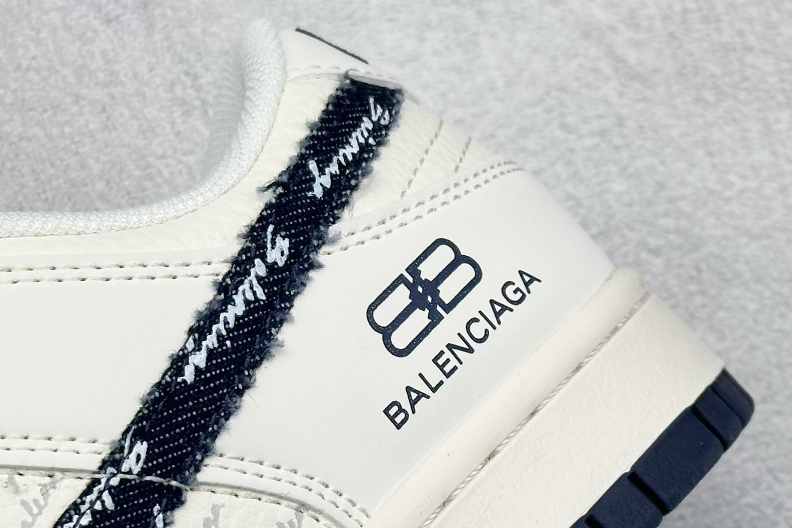 Nike SB Dunk Low x Balenciaga 黑白小勾  XD1588-231