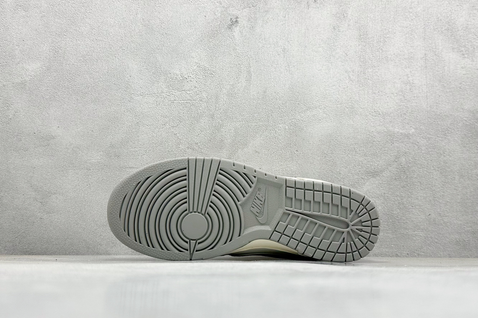 图片[4]-福利特价  Nk SB Dunk Low 银灰金边 周年高端定制 低帮休闲板鞋 #定制鞋盒 大厂纯原品质出货 超高清洁度 皮料切割干净无任何毛边 细节完美 货号：JH8037-924 尺码：36 36.5 37.5 38 38.5 39 40 40.5 41 42 42.5 43 44 44.5 45-选品中心