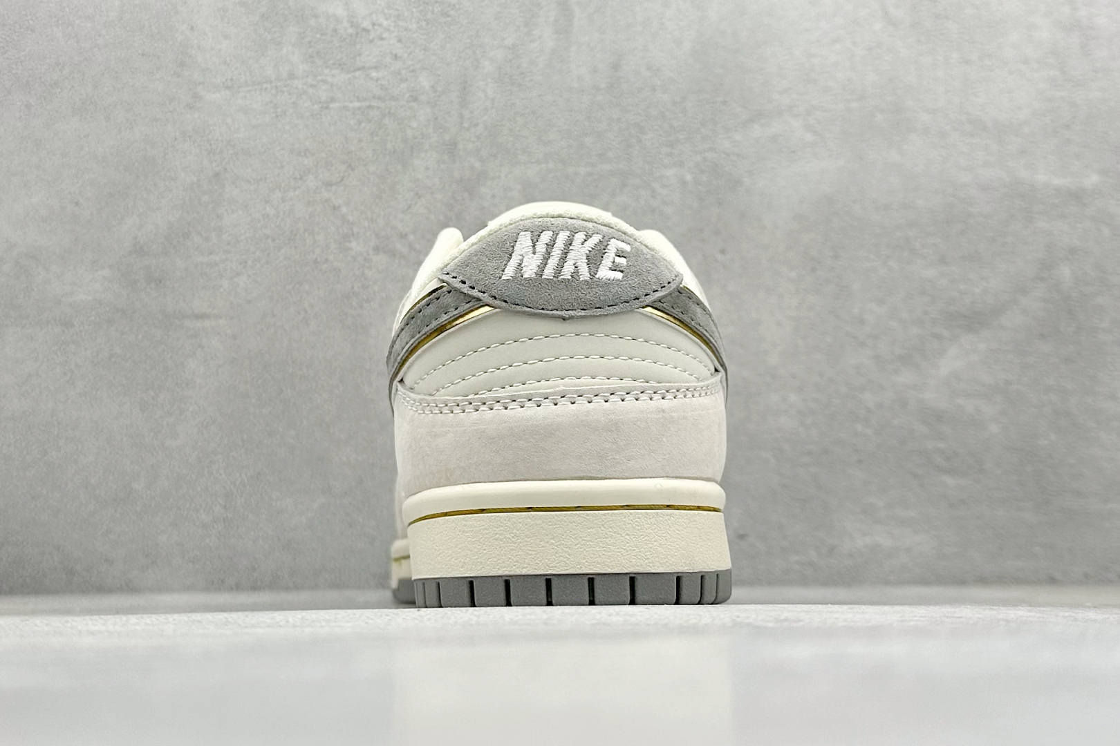 图片[6]-福利特价  Nk SB Dunk Low 银灰金边 周年高端定制 低帮休闲板鞋 #定制鞋盒 大厂纯原品质出货 超高清洁度 皮料切割干净无任何毛边 细节完美 货号：JH8037-924 尺码：36 36.5 37.5 38 38.5 39 40 40.5 41 42 42.5 43 44 44.5 45-选品中心