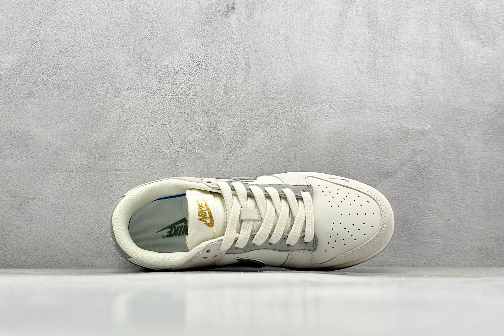 图片[3]-福利特价  Nk SB Dunk Low 银灰金边 周年高端定制 低帮休闲板鞋 #定制鞋盒 大厂纯原品质出货 超高清洁度 皮料切割干净无任何毛边 细节完美 货号：JH8037-924 尺码：36 36.5 37.5 38 38.5 39 40 40.5 41 42 42.5 43 44 44.5 45-选品中心