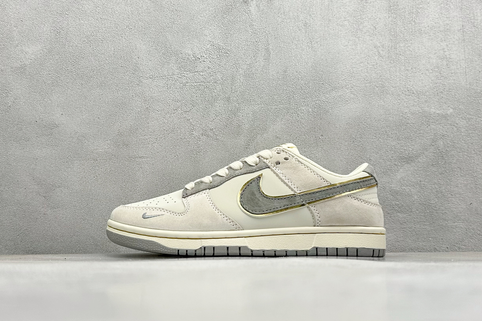 福利特价  Nk SB Dunk Low 银灰金边 周年高端定制 低帮休闲板鞋 #定制鞋盒 大厂纯原品质出货 超高清洁度 皮料切割干净无任何毛边 细节完美 货号：JH8037-924 尺码：36 36.5 37.5 38 38.5 39 40 40.5 41 42 42.5 43 44 44.5 45-选品中心