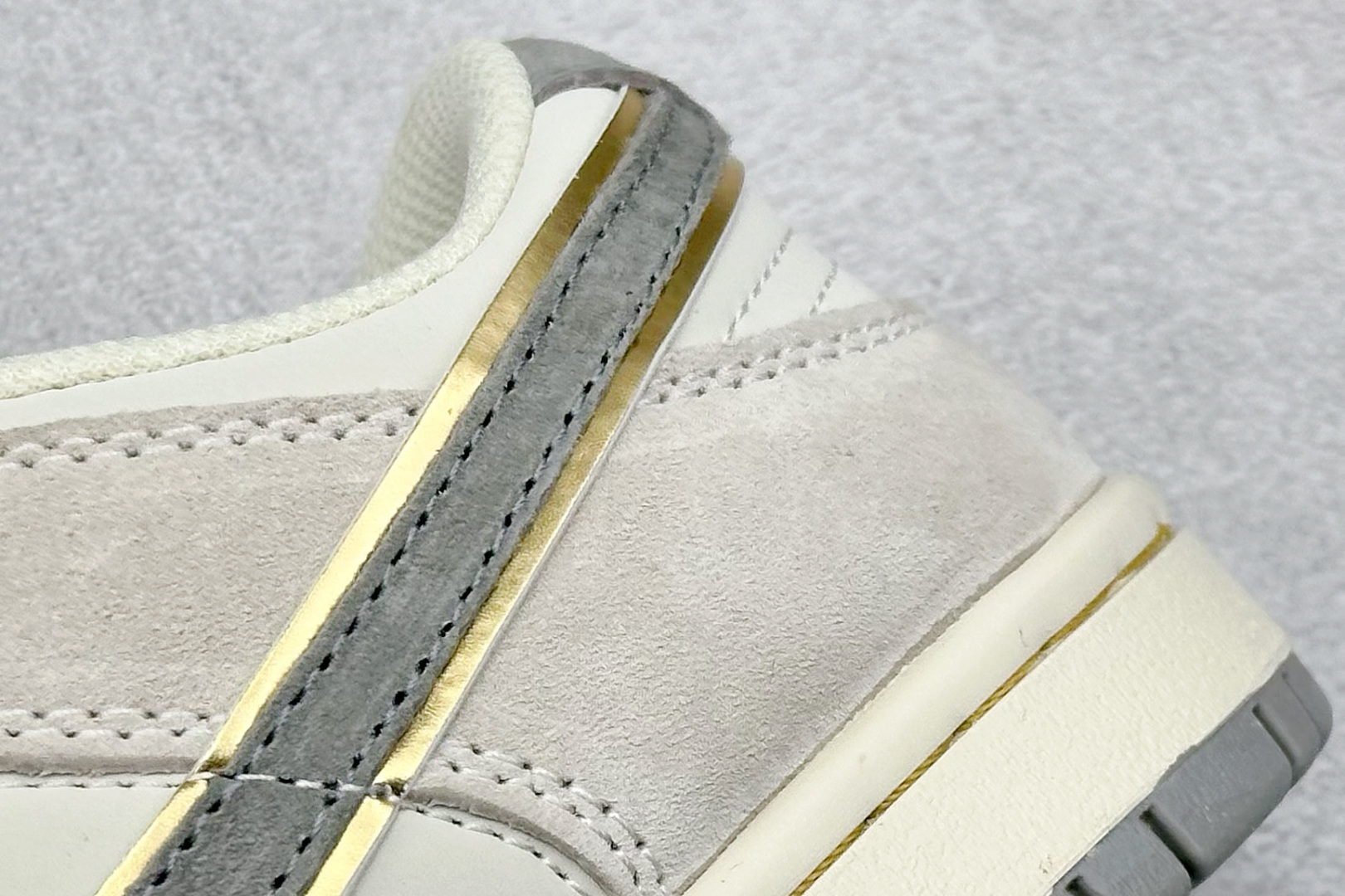 图片[9]-福利特价  Nk SB Dunk Low 银灰金边 周年高端定制 低帮休闲板鞋 #定制鞋盒 大厂纯原品质出货 超高清洁度 皮料切割干净无任何毛边 细节完美 货号：JH8037-924 尺码：36 36.5 37.5 38 38.5 39 40 40.5 41 42 42.5 43 44 44.5 45-选品中心