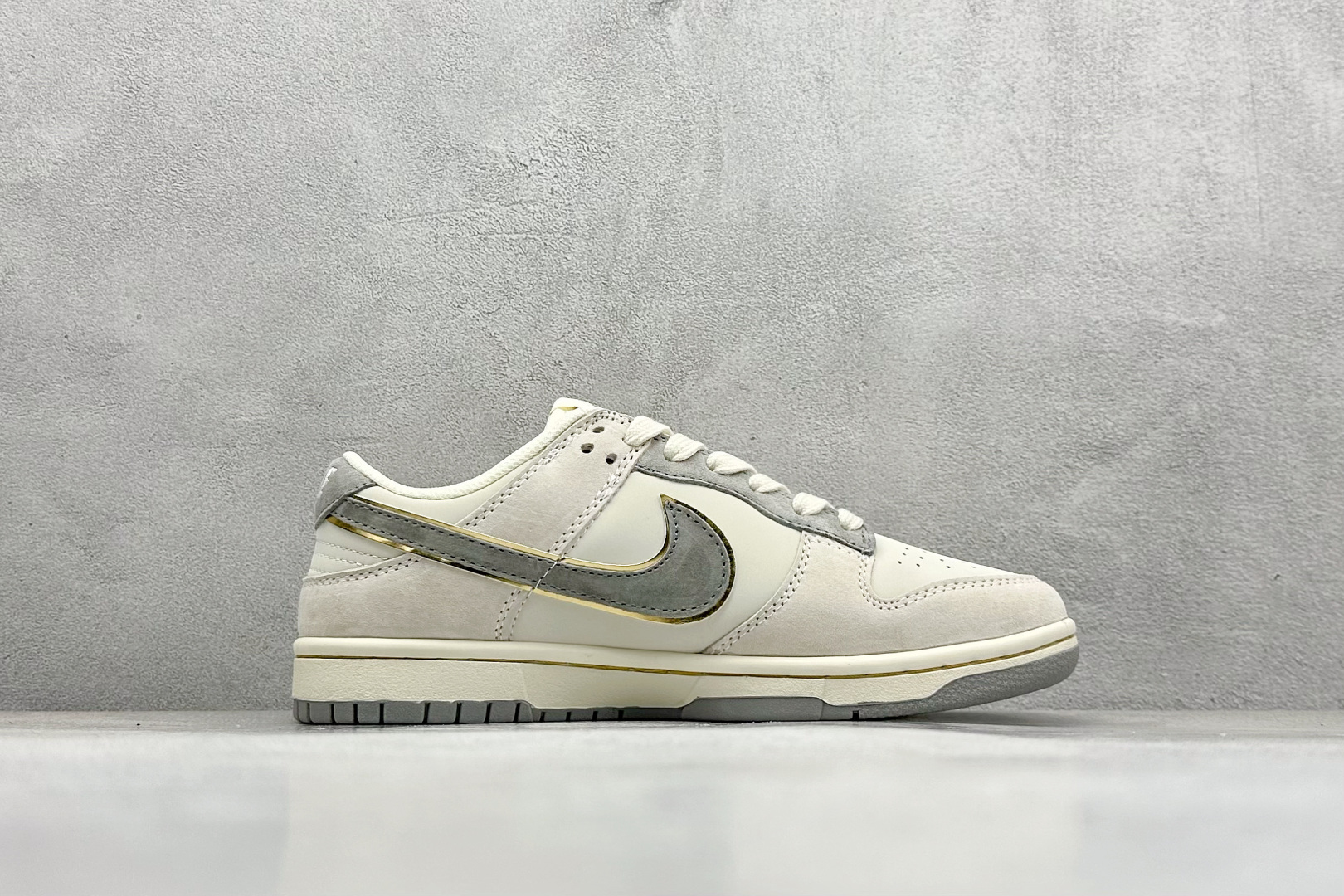 图片[2]-福利特价  Nk SB Dunk Low 银灰金边 周年高端定制 低帮休闲板鞋 #定制鞋盒 大厂纯原品质出货 超高清洁度 皮料切割干净无任何毛边 细节完美 货号：JH8037-924 尺码：36 36.5 37.5 38 38.5 39 40 40.5 41 42 42.5 43 44 44.5 45-选品中心