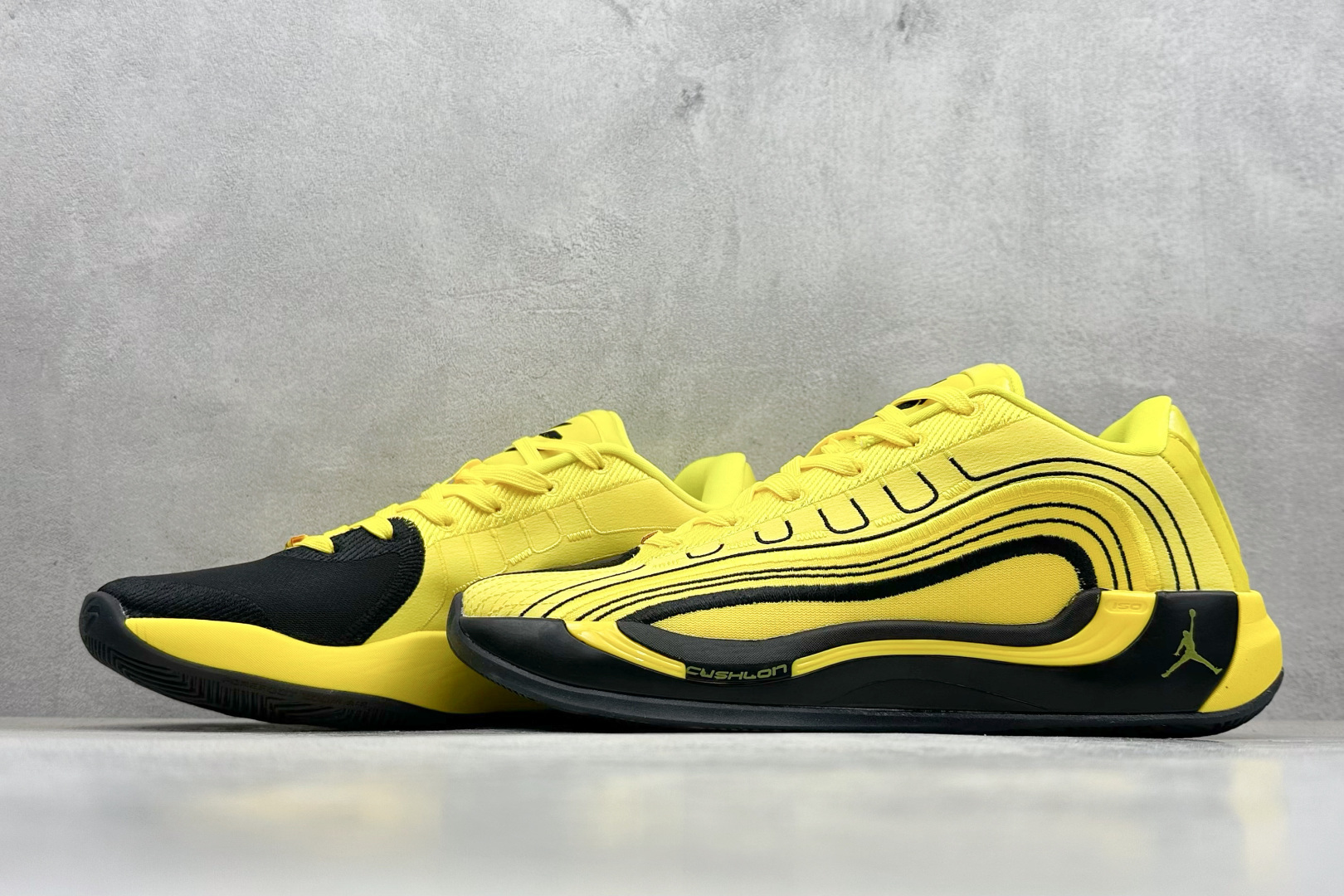 图片[5]-GJR版 Jordan Luka 4 卢卡东契奇签名实战舒适时尚减震防滑低帮篮球鞋 首先，中底方面，在保持全掌 Cushlon 3.0 的基础上，首次在前掌加入了一块 Zoom Air 气垫，进一步提升响应反馈。除此之外，作为每一代 Luka 签名鞋都会拥有的标志性科技，IsoPlate 本次也进行优化，为东契奇在赛场上摆脱防守、寻求突破空间、施展拿手的后撤步，提供了可靠的稳定保障。鞋面采用从 Luka 1 升级而来的 Flightwire 技术，在保证球鞋透气性的同时，在关键部位进行线条支撑补强，给予双脚更加扎实的包裹。除此之外，外底也采用全新科技，相比我们熟悉的 XDR 橡胶，在保持出色耐用性与抓地力的同时，重量更轻。后跟部位的立体盾型位置，点缀有同样呼应斯洛文尼亚国徽的三颗星星。加之鞋舌部位，在类似斑驳质感的皮料上，刺绣有醒目的东契奇个人 Logo 刺绣，突显个人签名鞋的专属身份。 货号：HJ5196-700 尺码：39 40 40.5 41 42 42.5 43 44 44.5 45 46-选品中心