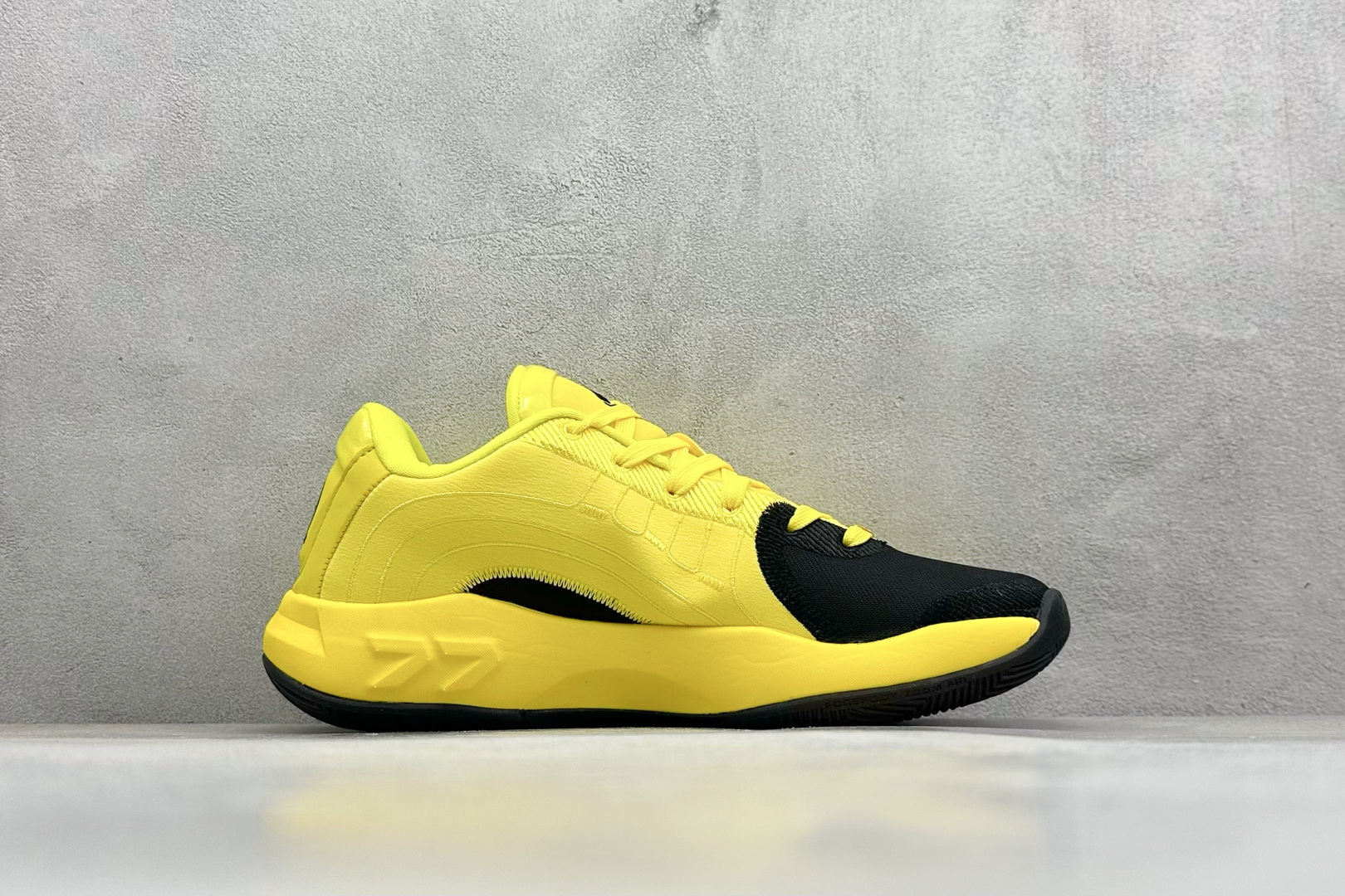 图片[2]-GJR版 Jordan Luka 4 卢卡东契奇签名实战舒适时尚减震防滑低帮篮球鞋 首先，中底方面，在保持全掌 Cushlon 3.0 的基础上，首次在前掌加入了一块 Zoom Air 气垫，进一步提升响应反馈。除此之外，作为每一代 Luka 签名鞋都会拥有的标志性科技，IsoPlate 本次也进行优化，为东契奇在赛场上摆脱防守、寻求突破空间、施展拿手的后撤步，提供了可靠的稳定保障。鞋面采用从 Luka 1 升级而来的 Flightwire 技术，在保证球鞋透气性的同时，在关键部位进行线条支撑补强，给予双脚更加扎实的包裹。除此之外，外底也采用全新科技，相比我们熟悉的 XDR 橡胶，在保持出色耐用性与抓地力的同时，重量更轻。后跟部位的立体盾型位置，点缀有同样呼应斯洛文尼亚国徽的三颗星星。加之鞋舌部位，在类似斑驳质感的皮料上，刺绣有醒目的东契奇个人 Logo 刺绣，突显个人签名鞋的专属身份。 货号：HJ5196-700 尺码：39 40 40.5 41 42 42.5 43 44 44.5 45 46-选品中心