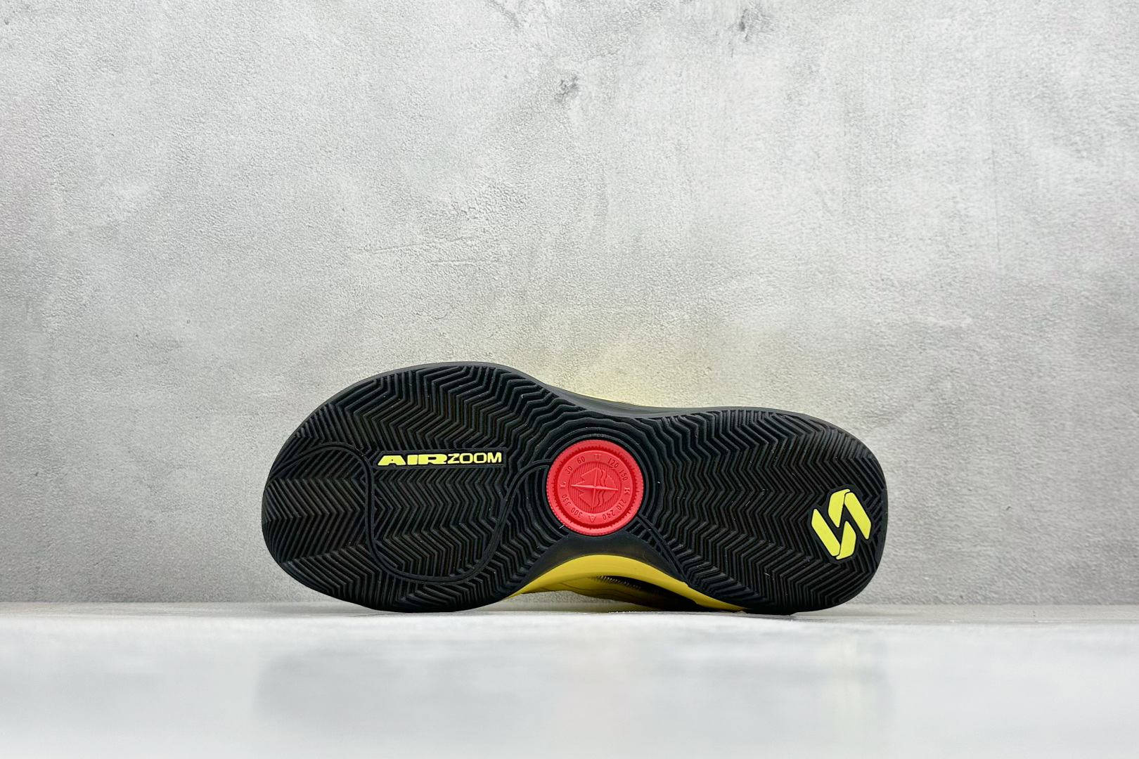 图片[4]-GJR版 Jordan Luka 4 卢卡东契奇签名实战舒适时尚减震防滑低帮篮球鞋 首先，中底方面，在保持全掌 Cushlon 3.0 的基础上，首次在前掌加入了一块 Zoom Air 气垫，进一步提升响应反馈。除此之外，作为每一代 Luka 签名鞋都会拥有的标志性科技，IsoPlate 本次也进行优化，为东契奇在赛场上摆脱防守、寻求突破空间、施展拿手的后撤步，提供了可靠的稳定保障。鞋面采用从 Luka 1 升级而来的 Flightwire 技术，在保证球鞋透气性的同时，在关键部位进行线条支撑补强，给予双脚更加扎实的包裹。除此之外，外底也采用全新科技，相比我们熟悉的 XDR 橡胶，在保持出色耐用性与抓地力的同时，重量更轻。后跟部位的立体盾型位置，点缀有同样呼应斯洛文尼亚国徽的三颗星星。加之鞋舌部位，在类似斑驳质感的皮料上，刺绣有醒目的东契奇个人 Logo 刺绣，突显个人签名鞋的专属身份。 货号：HJ5196-700 尺码：39 40 40.5 41 42 42.5 43 44 44.5 45 46-选品中心