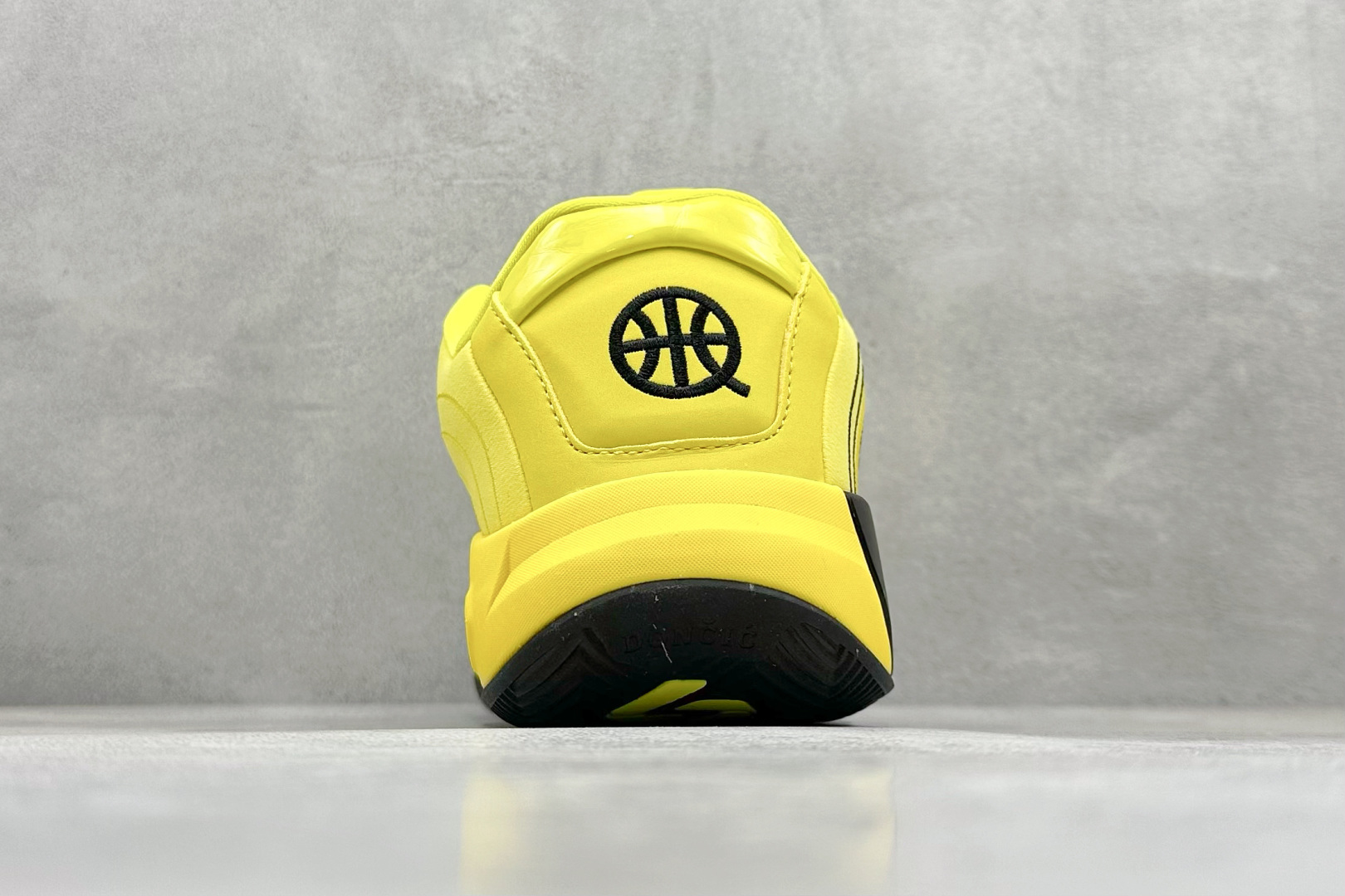 图片[6]-GJR版 Jordan Luka 4 卢卡东契奇签名实战舒适时尚减震防滑低帮篮球鞋 首先，中底方面，在保持全掌 Cushlon 3.0 的基础上，首次在前掌加入了一块 Zoom Air 气垫，进一步提升响应反馈。除此之外，作为每一代 Luka 签名鞋都会拥有的标志性科技，IsoPlate 本次也进行优化，为东契奇在赛场上摆脱防守、寻求突破空间、施展拿手的后撤步，提供了可靠的稳定保障。鞋面采用从 Luka 1 升级而来的 Flightwire 技术，在保证球鞋透气性的同时，在关键部位进行线条支撑补强，给予双脚更加扎实的包裹。除此之外，外底也采用全新科技，相比我们熟悉的 XDR 橡胶，在保持出色耐用性与抓地力的同时，重量更轻。后跟部位的立体盾型位置，点缀有同样呼应斯洛文尼亚国徽的三颗星星。加之鞋舌部位，在类似斑驳质感的皮料上，刺绣有醒目的东契奇个人 Logo 刺绣，突显个人签名鞋的专属身份。 货号：HJ5196-700 尺码：39 40 40.5 41 42 42.5 43 44 44.5 45 46-选品中心