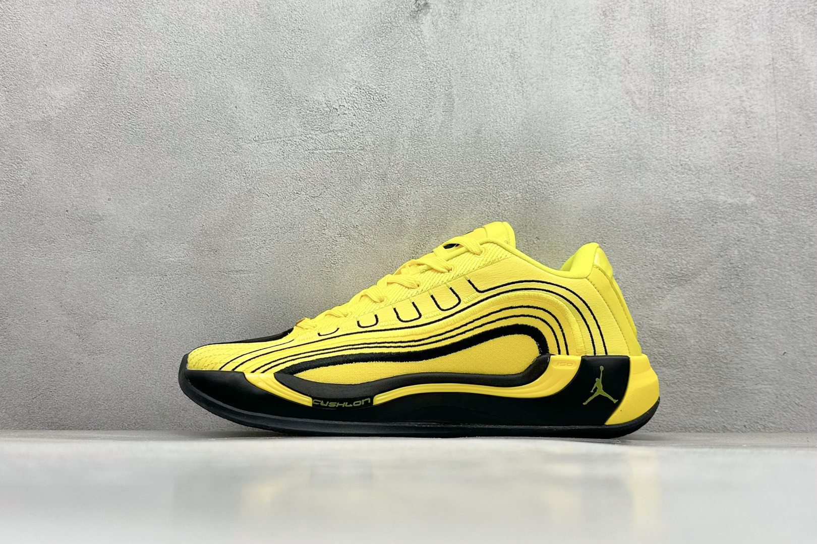 GJR版 Jordan Luka 4 卢卡东契奇签名实战舒适时尚减震防滑低帮篮球鞋 首先，中底方面，在保持全掌 Cushlon 3.0 的基础上，首次在前掌加入了一块 Zoom Air 气垫，进一步提升响应反馈。除此之外，作为每一代 Luka 签名鞋都会拥有的标志性科技，IsoPlate 本次也进行优化，为东契奇在赛场上摆脱防守、寻求突破空间、施展拿手的后撤步，提供了可靠的稳定保障。鞋面采用从 Luka 1 升级而来的 Flightwire 技术，在保证球鞋透气性的同时，在关键部位进行线条支撑补强，给予双脚更加扎实的包裹。除此之外，外底也采用全新科技，相比我们熟悉的 XDR 橡胶，在保持出色耐用性与抓地力的同时，重量更轻。后跟部位的立体盾型位置，点缀有同样呼应斯洛文尼亚国徽的三颗星星。加之鞋舌部位，在类似斑驳质感的皮料上，刺绣有醒目的东契奇个人 Logo 刺绣，突显个人签名鞋的专属身份。 货号：HJ5196-700 尺码：39 40 40.5 41 42 42.5 43 44 44.5 45 46-选品中心