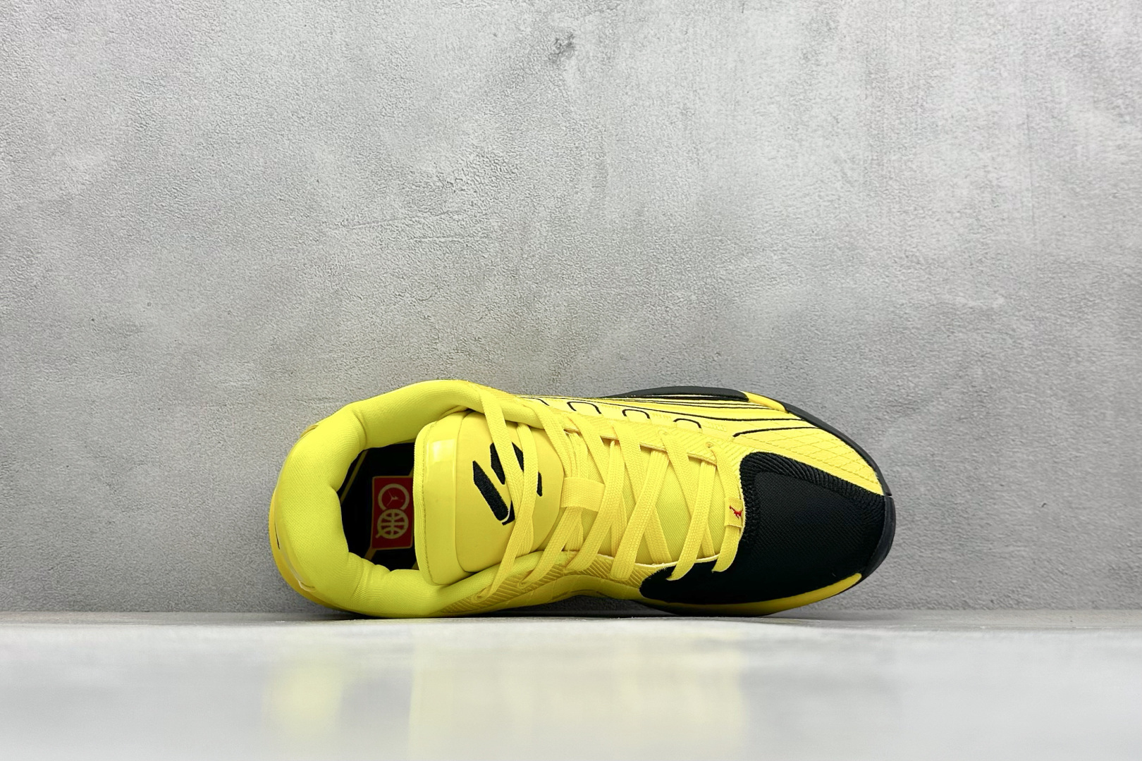 图片[3]-GJR版 Jordan Luka 4 卢卡东契奇签名实战舒适时尚减震防滑低帮篮球鞋 首先，中底方面，在保持全掌 Cushlon 3.0 的基础上，首次在前掌加入了一块 Zoom Air 气垫，进一步提升响应反馈。除此之外，作为每一代 Luka 签名鞋都会拥有的标志性科技，IsoPlate 本次也进行优化，为东契奇在赛场上摆脱防守、寻求突破空间、施展拿手的后撤步，提供了可靠的稳定保障。鞋面采用从 Luka 1 升级而来的 Flightwire 技术，在保证球鞋透气性的同时，在关键部位进行线条支撑补强，给予双脚更加扎实的包裹。除此之外，外底也采用全新科技，相比我们熟悉的 XDR 橡胶，在保持出色耐用性与抓地力的同时，重量更轻。后跟部位的立体盾型位置，点缀有同样呼应斯洛文尼亚国徽的三颗星星。加之鞋舌部位，在类似斑驳质感的皮料上，刺绣有醒目的东契奇个人 Logo 刺绣，突显个人签名鞋的专属身份。 货号：HJ5196-700 尺码：39 40 40.5 41 42 42.5 43 44 44.5 45 46-选品中心