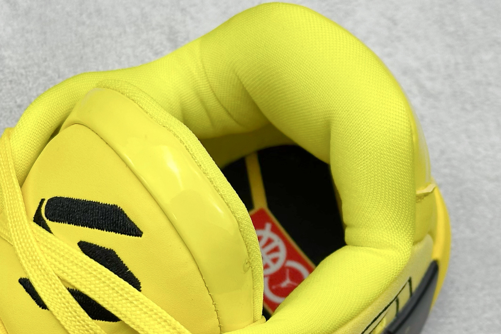 图片[8]-GJR版 Jordan Luka 4 卢卡东契奇签名实战舒适时尚减震防滑低帮篮球鞋 首先，中底方面，在保持全掌 Cushlon 3.0 的基础上，首次在前掌加入了一块 Zoom Air 气垫，进一步提升响应反馈。除此之外，作为每一代 Luka 签名鞋都会拥有的标志性科技，IsoPlate 本次也进行优化，为东契奇在赛场上摆脱防守、寻求突破空间、施展拿手的后撤步，提供了可靠的稳定保障。鞋面采用从 Luka 1 升级而来的 Flightwire 技术，在保证球鞋透气性的同时，在关键部位进行线条支撑补强，给予双脚更加扎实的包裹。除此之外，外底也采用全新科技，相比我们熟悉的 XDR 橡胶，在保持出色耐用性与抓地力的同时，重量更轻。后跟部位的立体盾型位置，点缀有同样呼应斯洛文尼亚国徽的三颗星星。加之鞋舌部位，在类似斑驳质感的皮料上，刺绣有醒目的东契奇个人 Logo 刺绣，突显个人签名鞋的专属身份。 货号：HJ5196-700 尺码：39 40 40.5 41 42 42.5 43 44 44.5 45 46-选品中心