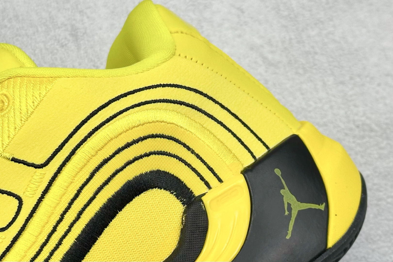 图片[9]-GJR版 Jordan Luka 4 卢卡东契奇签名实战舒适时尚减震防滑低帮篮球鞋 首先，中底方面，在保持全掌 Cushlon 3.0 的基础上，首次在前掌加入了一块 Zoom Air 气垫，进一步提升响应反馈。除此之外，作为每一代 Luka 签名鞋都会拥有的标志性科技，IsoPlate 本次也进行优化，为东契奇在赛场上摆脱防守、寻求突破空间、施展拿手的后撤步，提供了可靠的稳定保障。鞋面采用从 Luka 1 升级而来的 Flightwire 技术，在保证球鞋透气性的同时，在关键部位进行线条支撑补强，给予双脚更加扎实的包裹。除此之外，外底也采用全新科技，相比我们熟悉的 XDR 橡胶，在保持出色耐用性与抓地力的同时，重量更轻。后跟部位的立体盾型位置，点缀有同样呼应斯洛文尼亚国徽的三颗星星。加之鞋舌部位，在类似斑驳质感的皮料上，刺绣有醒目的东契奇个人 Logo 刺绣，突显个人签名鞋的专属身份。 货号：HJ5196-700 尺码：39 40 40.5 41 42 42.5 43 44 44.5 45 46-选品中心