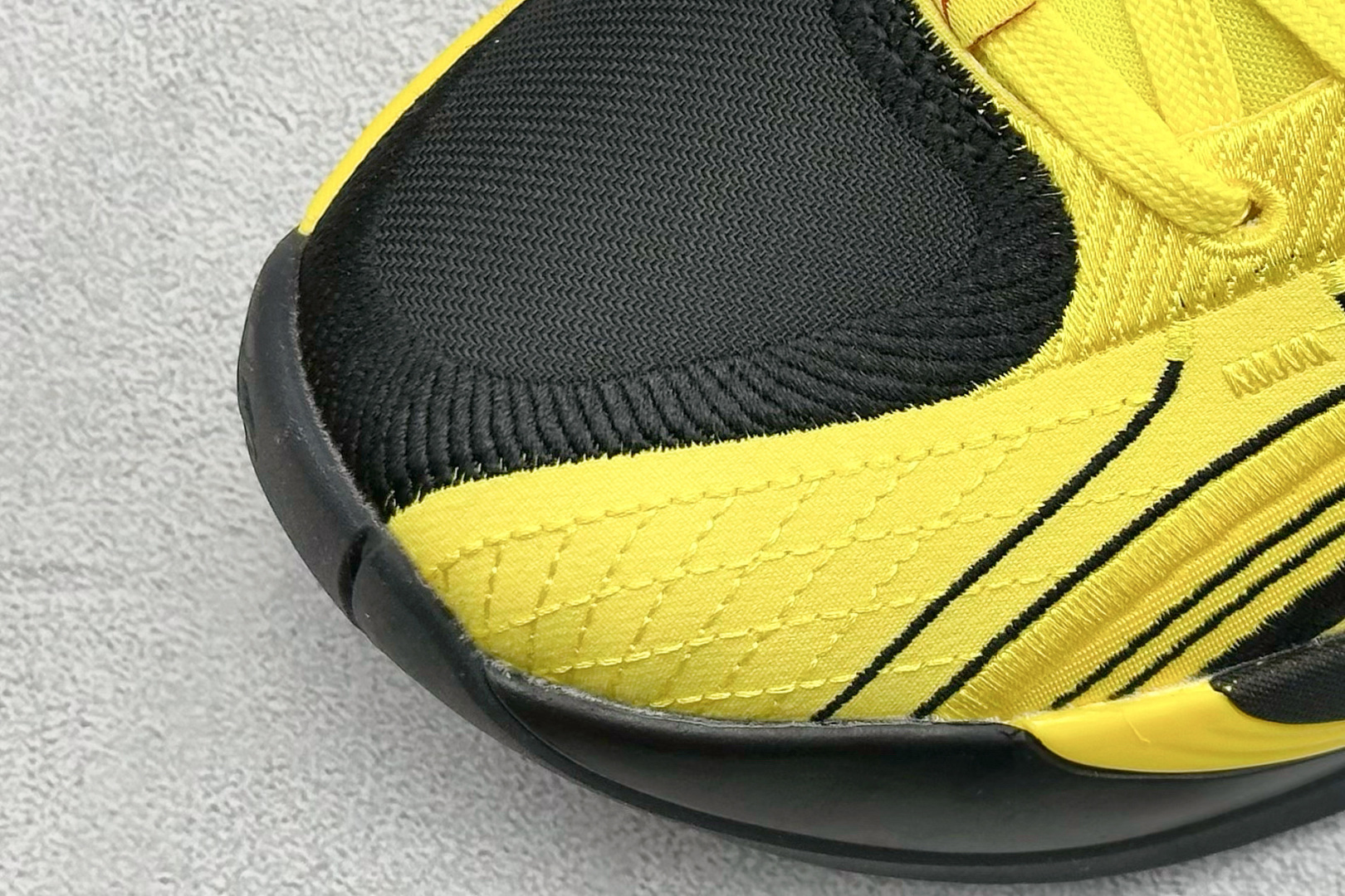 图片[7]-GJR版 Jordan Luka 4 卢卡东契奇签名实战舒适时尚减震防滑低帮篮球鞋 首先，中底方面，在保持全掌 Cushlon 3.0 的基础上，首次在前掌加入了一块 Zoom Air 气垫，进一步提升响应反馈。除此之外，作为每一代 Luka 签名鞋都会拥有的标志性科技，IsoPlate 本次也进行优化，为东契奇在赛场上摆脱防守、寻求突破空间、施展拿手的后撤步，提供了可靠的稳定保障。鞋面采用从 Luka 1 升级而来的 Flightwire 技术，在保证球鞋透气性的同时，在关键部位进行线条支撑补强，给予双脚更加扎实的包裹。除此之外，外底也采用全新科技，相比我们熟悉的 XDR 橡胶，在保持出色耐用性与抓地力的同时，重量更轻。后跟部位的立体盾型位置，点缀有同样呼应斯洛文尼亚国徽的三颗星星。加之鞋舌部位，在类似斑驳质感的皮料上，刺绣有醒目的东契奇个人 Logo 刺绣，突显个人签名鞋的专属身份。 货号：HJ5196-700 尺码：39 40 40.5 41 42 42.5 43 44 44.5 45 46-选品中心