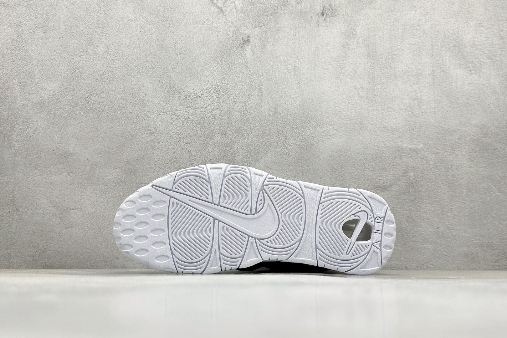 CNike Air More Uptempo  Air More Uptempo绝对是耐克篮球鞋 FZ3055-102