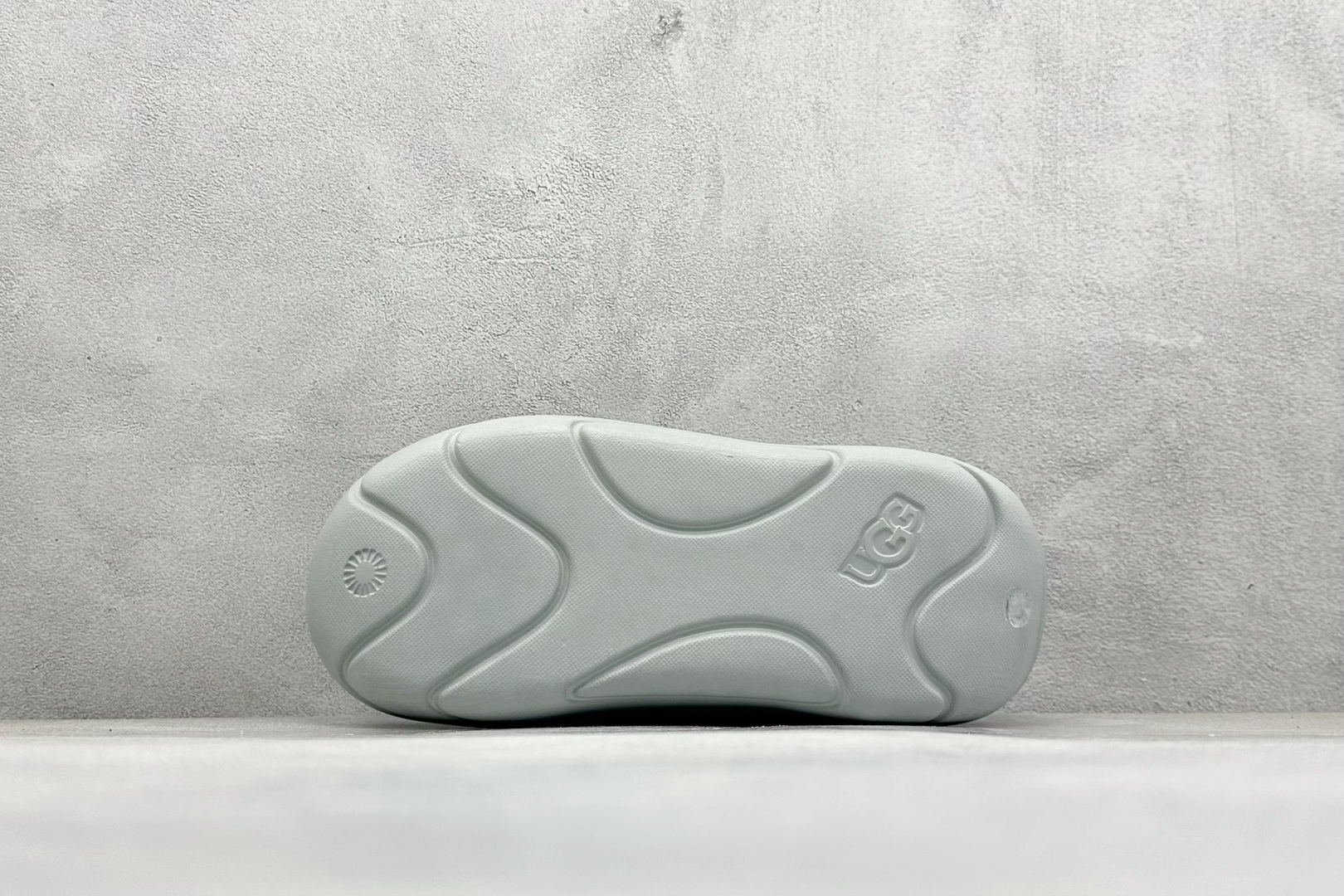 图片[4]-XD版UGG-舒适轻盈时尚女款涉水拖鞋 1979年 冲浪运动员布莱恩•史密斯（Brian Smith）买了一些澳大利亚生产的羊皮靴子带到美国 开始在纽约出售 而到了21世纪的今天 UGG品牌已经成为一种时尚、休闲和奢华生活方式的标志 成为全球高级时尚品牌 专注于提供能为顾客带来豪华舒适享受的产品 货号：1136880 尺码：36-40-选品中心